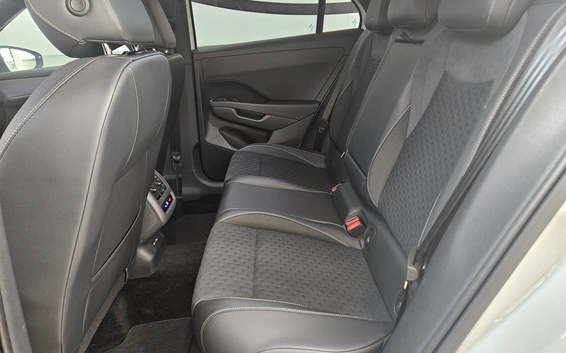 Notranja slika - Volkswagen T-Roc - 1.5 eTSI R-Line DSG - 9
