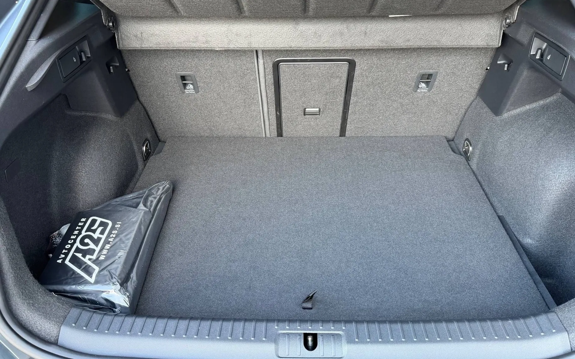 Notranja slika - Cupra Formentor - 4Drive 2.5 TSI VZ5 DSG-Carbon paket-Mat Siva-20COL - 7