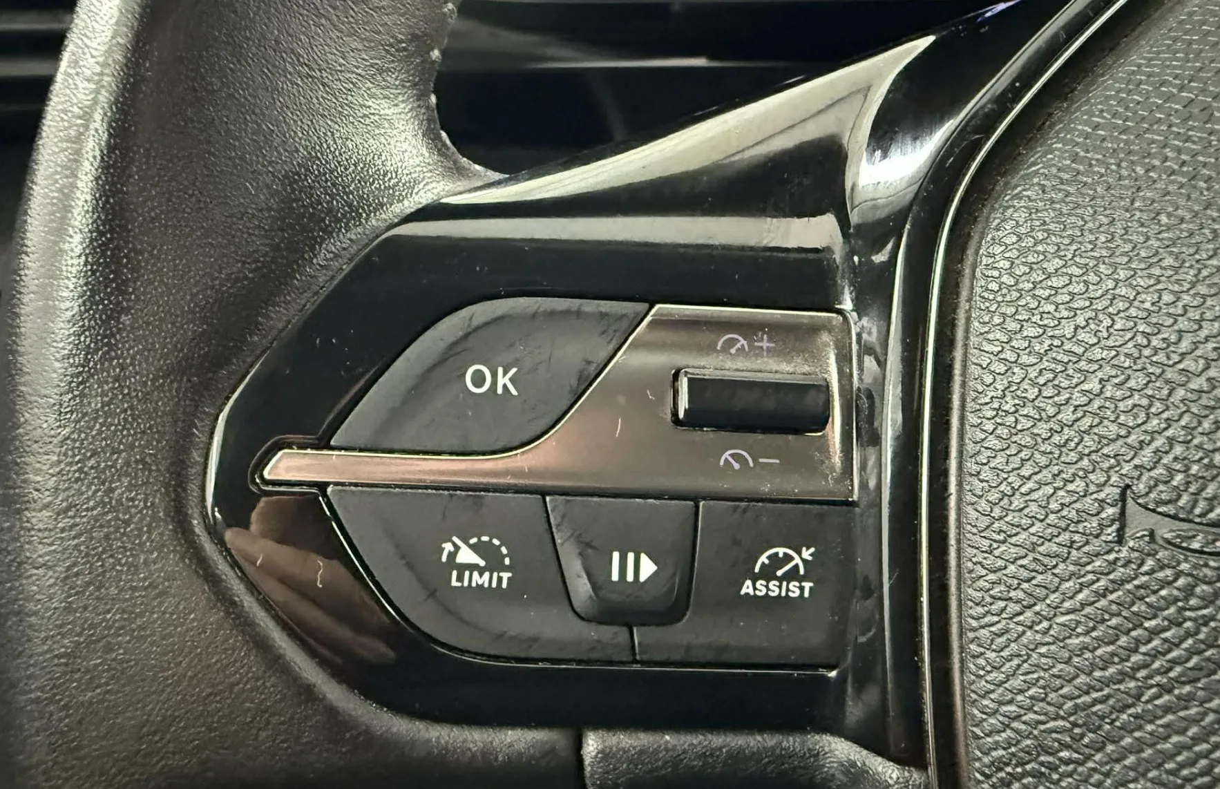 Notranja slika - Peugeot 308 - 1.2 PURETECH 130 ALLURE.LED.NAVI.USNJE.ALU.ACC - 18
