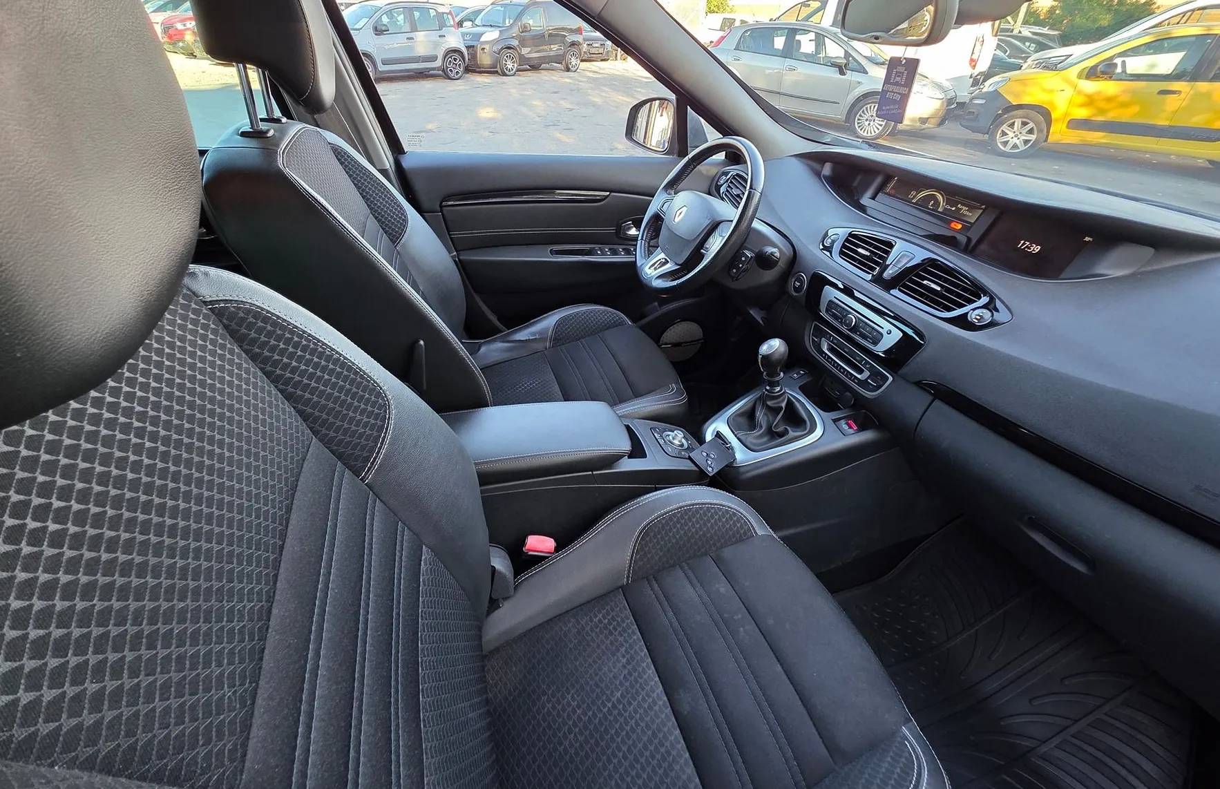 Zunanja slika - Renault Scénic - Grand Scenic dCi 130 BOSE 7 SEDEŽEV-NAVI-KAMERA-ALU PLATIŠČA - 11