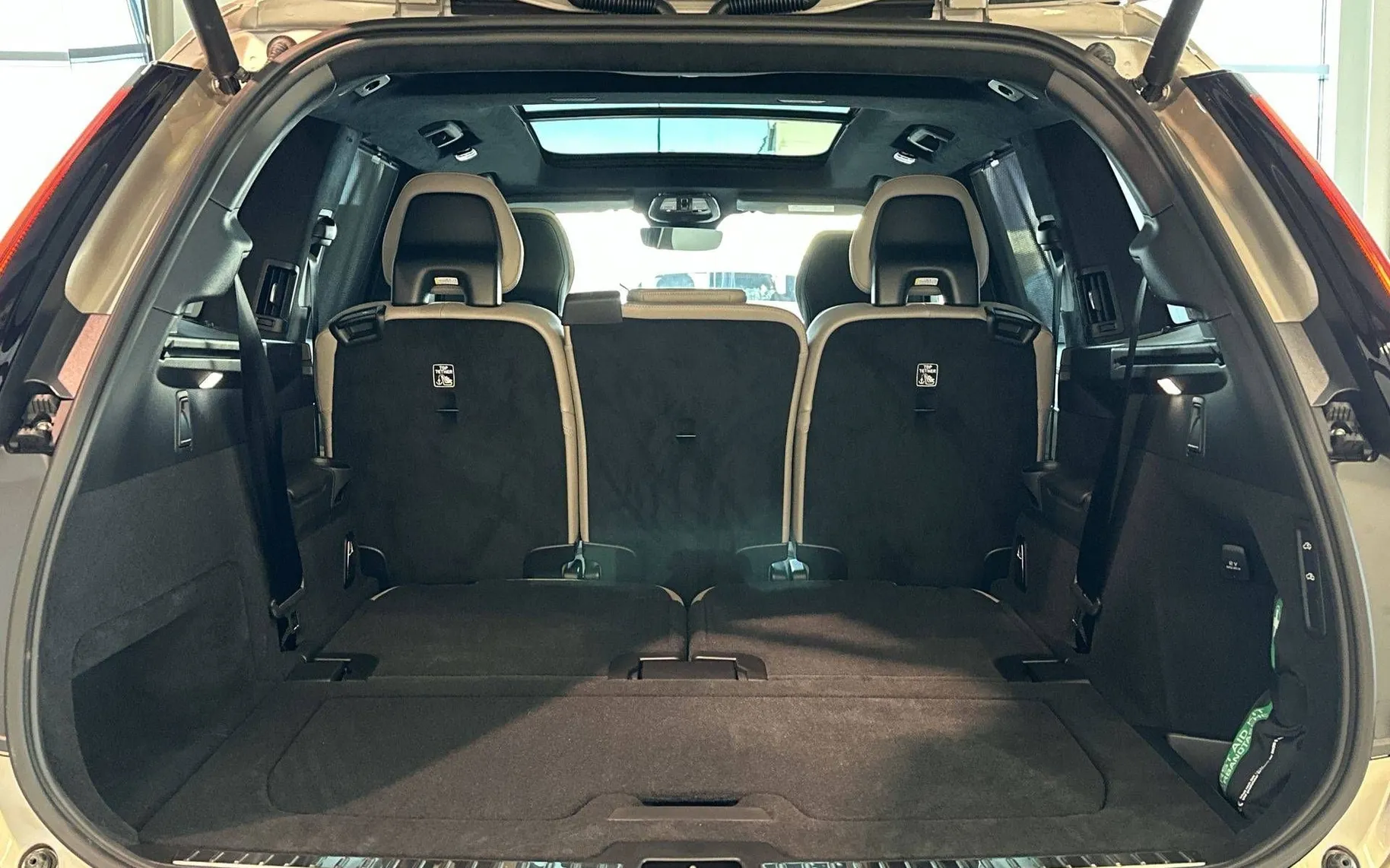 Notranja slika - Volvo XC90 - T8 AWD Ultra Dark 7s 3 leta garancije + 3 servisi. - 11