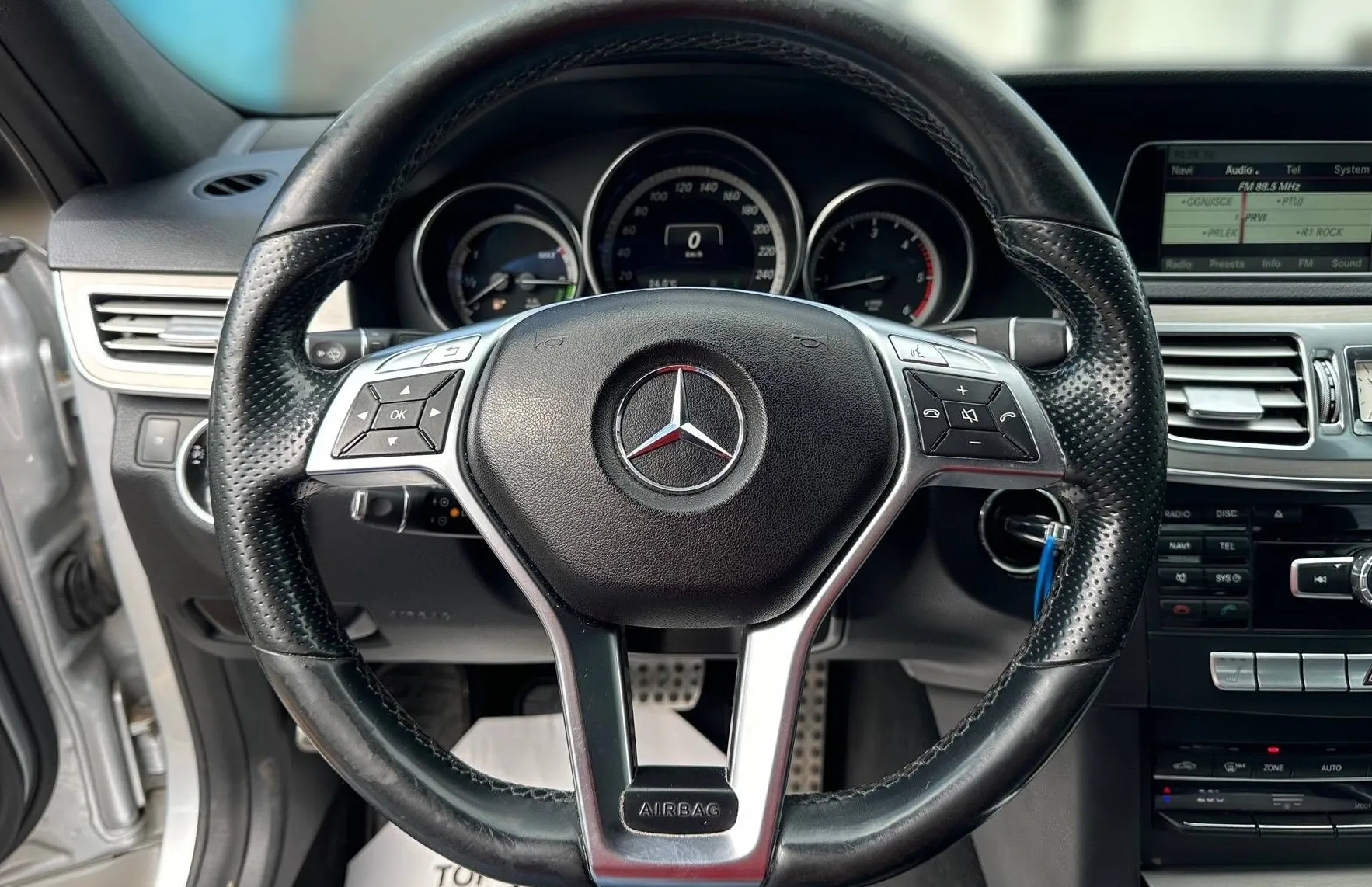 Zunanja slika - Mercedes-Benz E-Razred - 300 BLUETEC HYBRID LED NAVI PDC KAMERA TEM TOP - 14