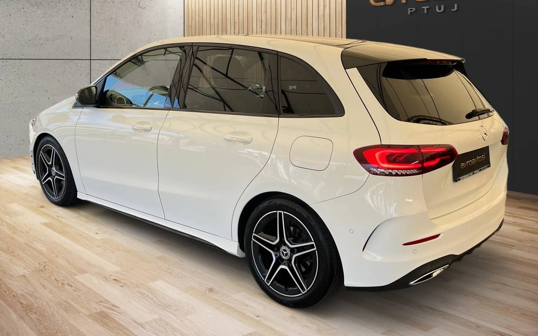 Notranja slika - Mercedes-Benz B-Razred - B 200 d Aut•AMG Line•1LASTNIK•KAMERA•PDC•... - 7