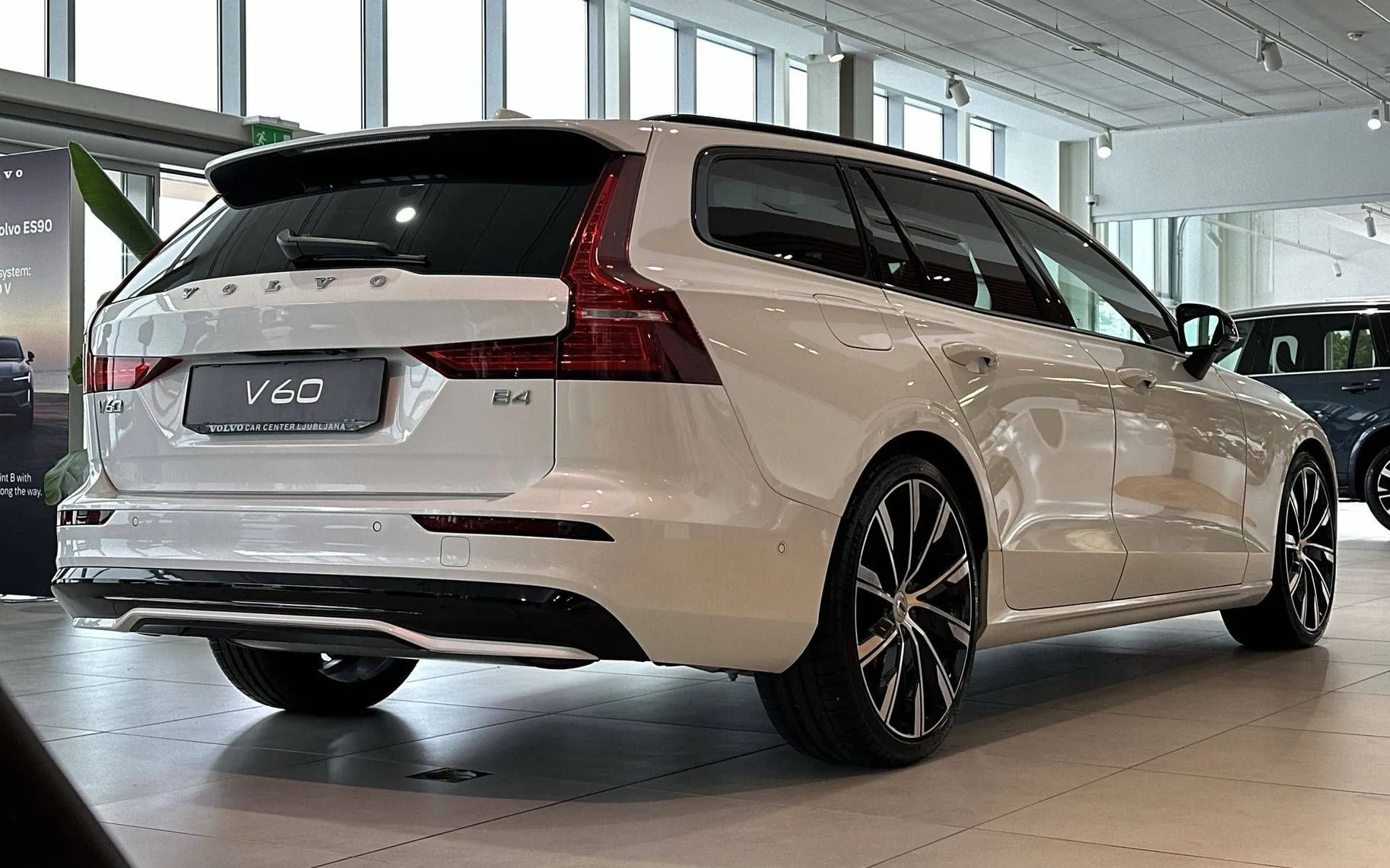 Zunanja slika - Volvo V60 - B4 D Plus Dark Mild hybrid - 4