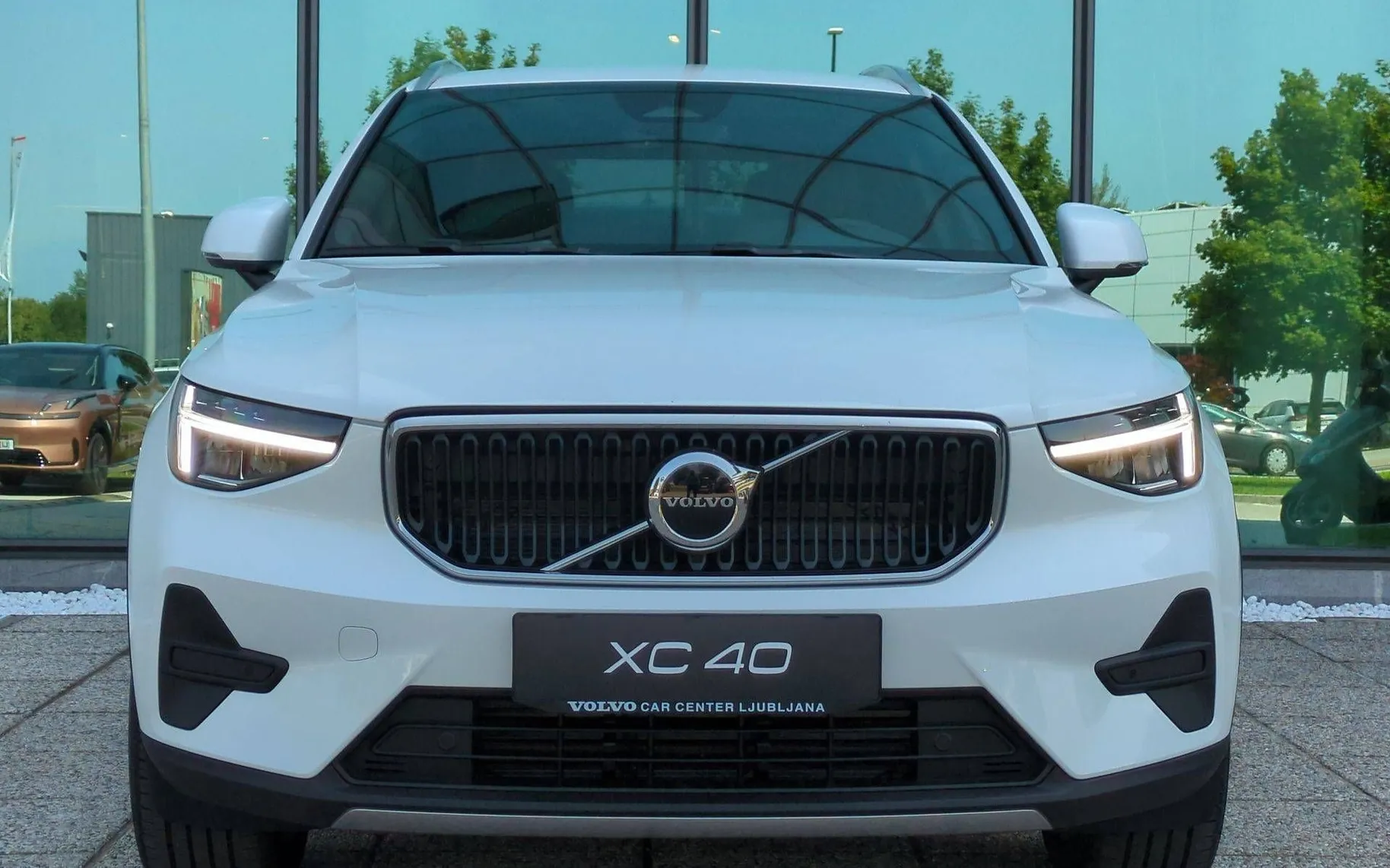 Zunanja slika - Volvo XC40 - B3 P Core AT DCT 3 leta garancije + 3 servisi... - 2