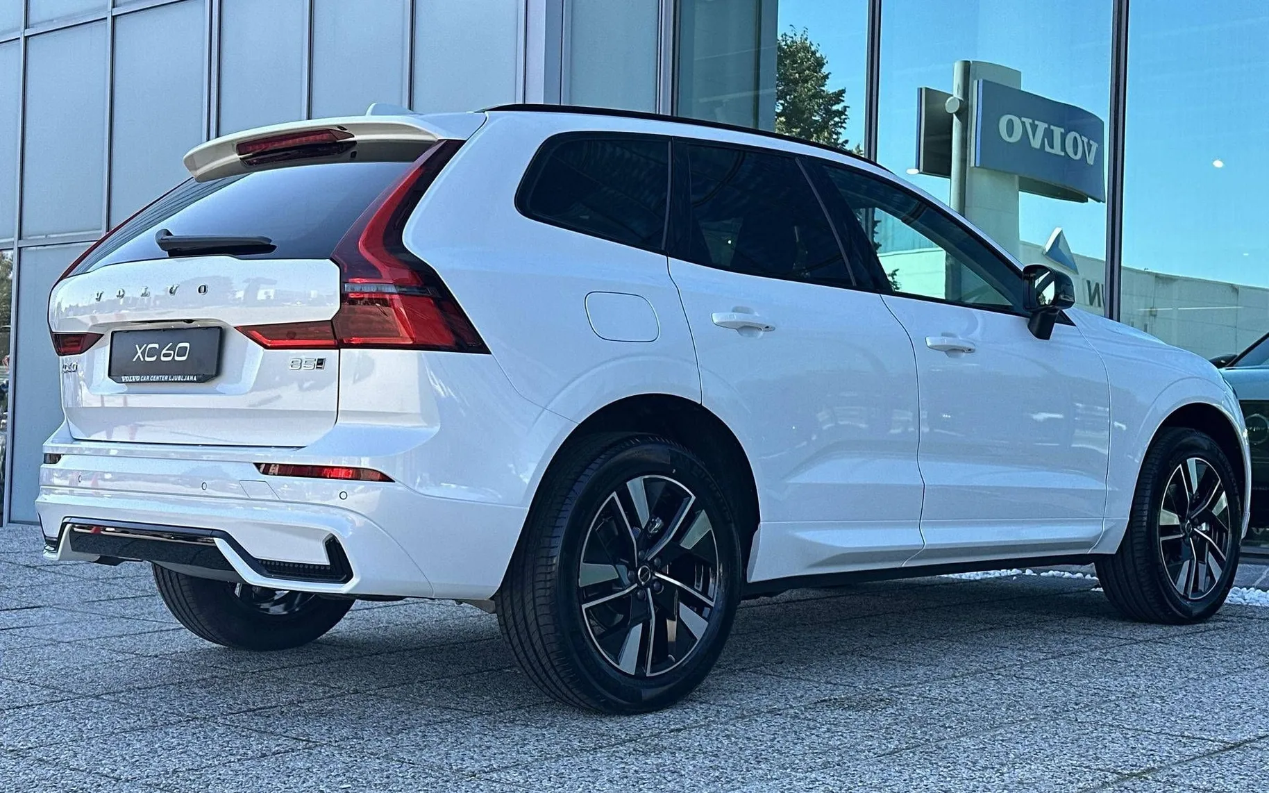 Zunanja slika - Volvo XC60 - B5  P  AWD Plus Dark 3 leta garancije + 3 servisi - 5