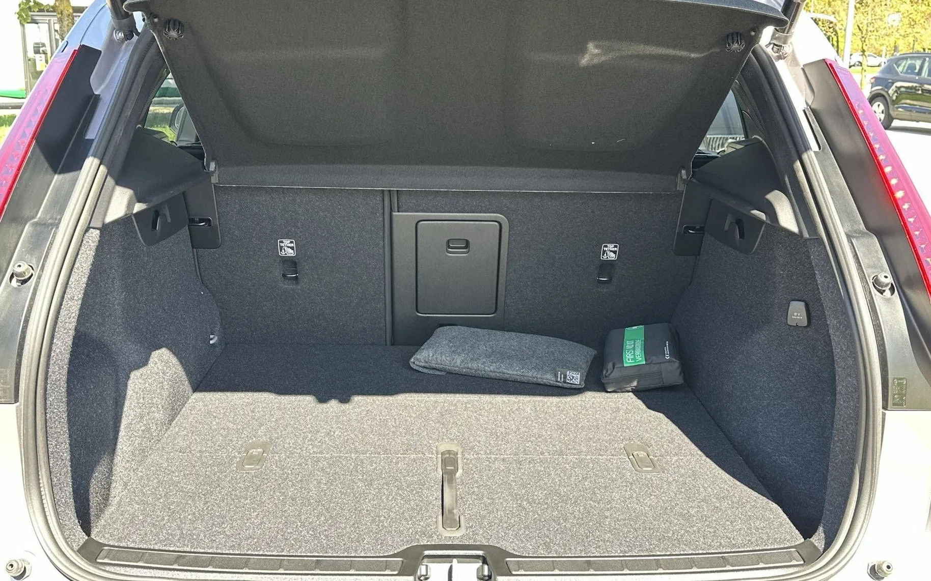 Notranja slika - Volvo XC40 - B4P Ultra Dark Avt. - 12