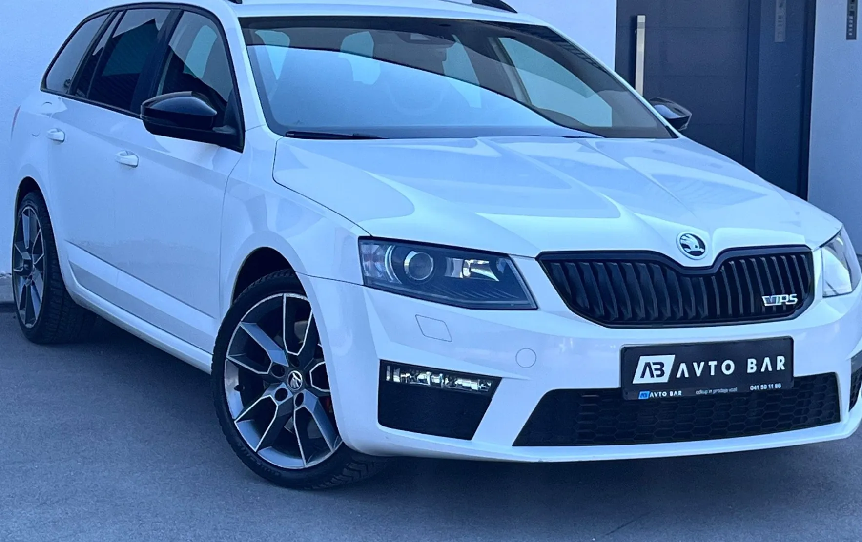 Zunanja slika - Škoda Octavia - 2.0 TDI RS+XENON+NAVI+PDC+KLJUKA... - 3