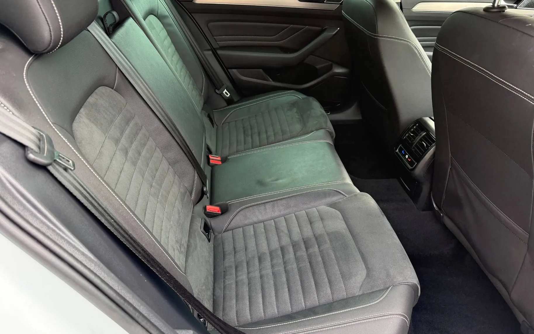 Notranja slika - Volkswagen Passat Variant - 2.0 TDI BMT SCR Elegance DSG-1 LASTNIK-VIRTUAL-LED - 11
