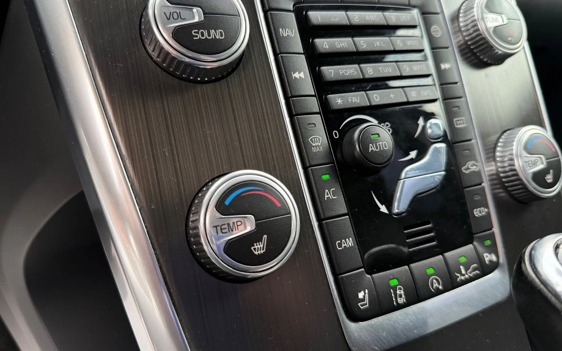 Zunanja slika - Volvo XC60 - D4 Summum AUT. LED XENON ACC NAVI BLS VIRTUAL - 18