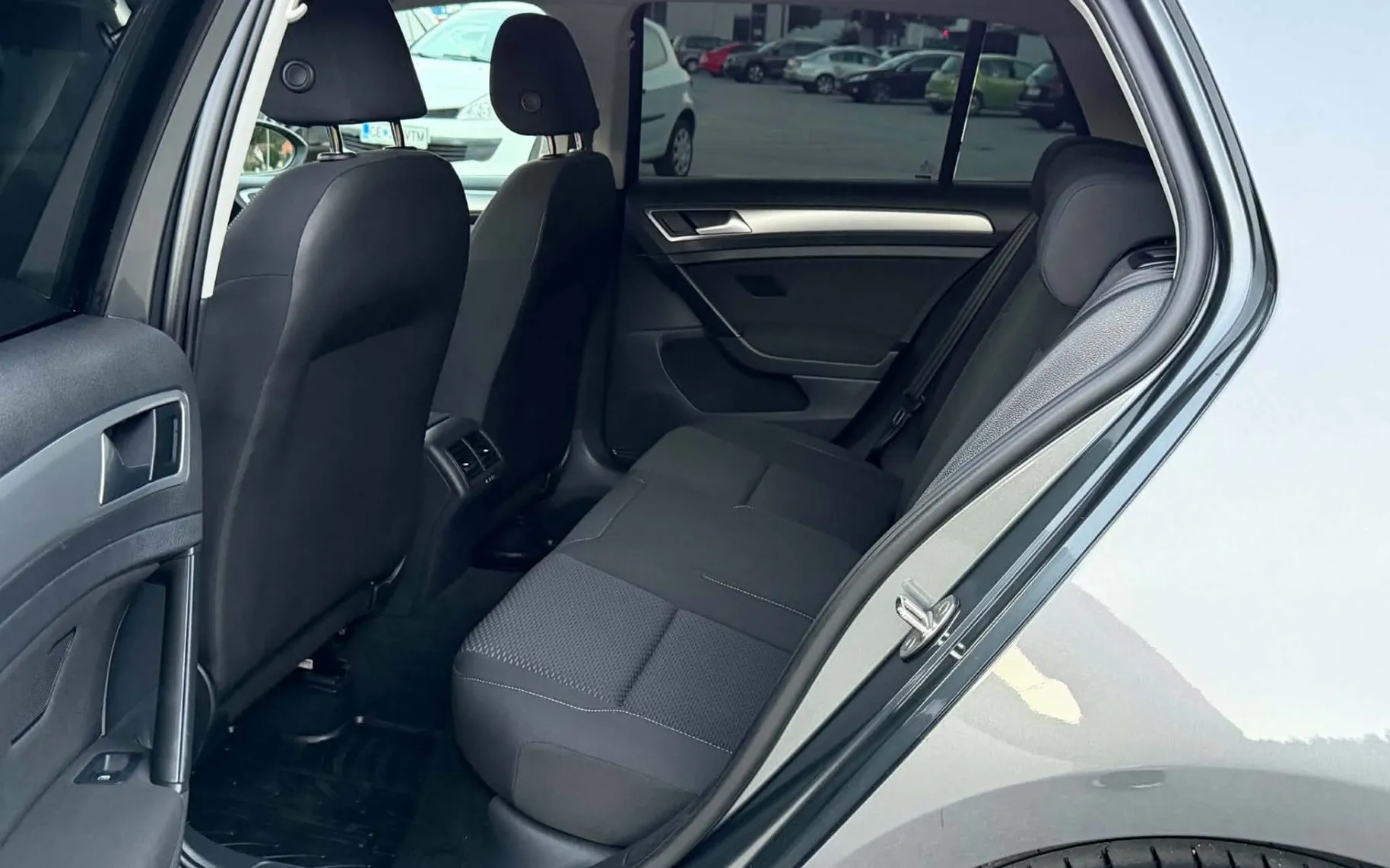 Notranja slika - Volkswagen Golf - 1.6 TDI-LED-LIZING ZA TUJCE-TEMPOMAT-ODLIČEN- - 10