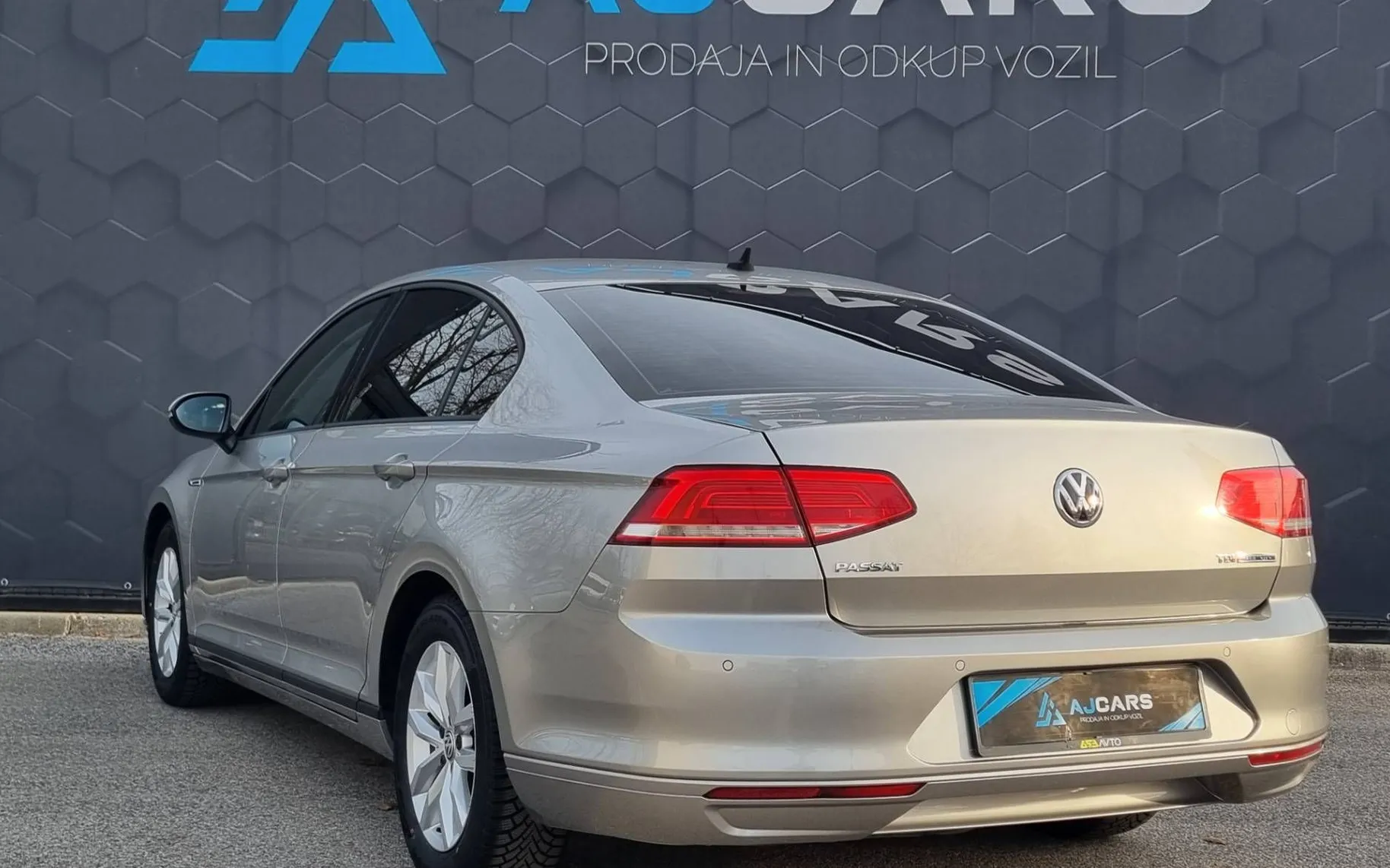 Zunanja slika - VW Passat - 1.6 TDI BMT Comfortline-2XPDC-Navi-Temp-Alu - 5
