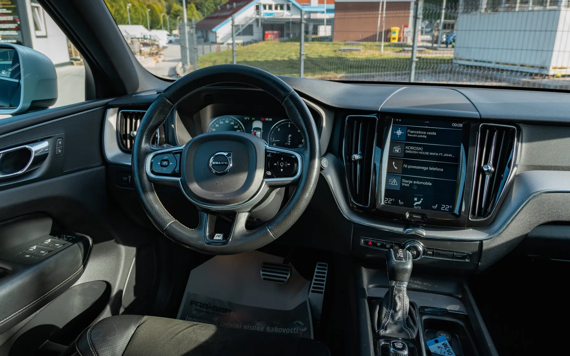 Notranja slika - Volvo XC60 - D4 R-Design AWD Avt. - 8