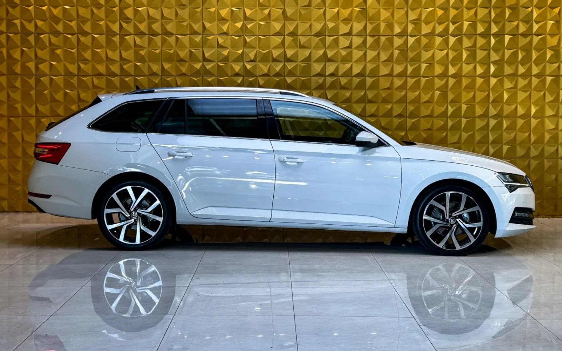 Notranja slika - Škoda Superb - 2.0 TDI AUT. FACELIFT-KAMERA-NAVI-RADAR TEMP - 12