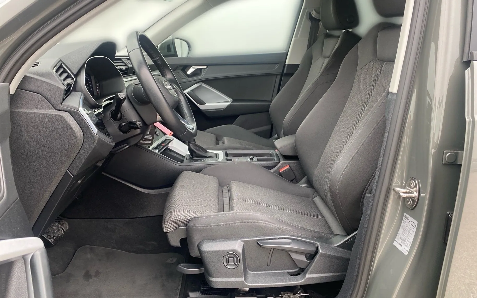 Notranja slika - Audi Q3 - 35 TFSI S tronic Advanced - 7