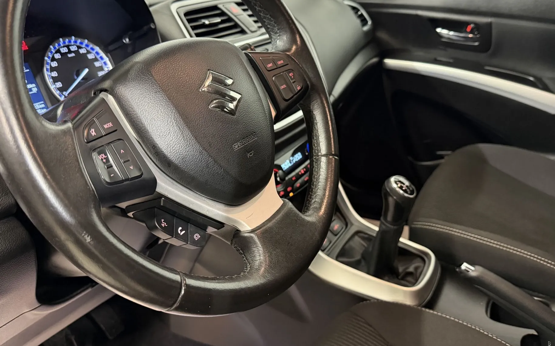 Notranja slika - Suzuki SX4 S-Cross - 1.0i-BI-XENON-KAMERA-NAVI-RADAR TEM-GRETJE SED-A.. - 10