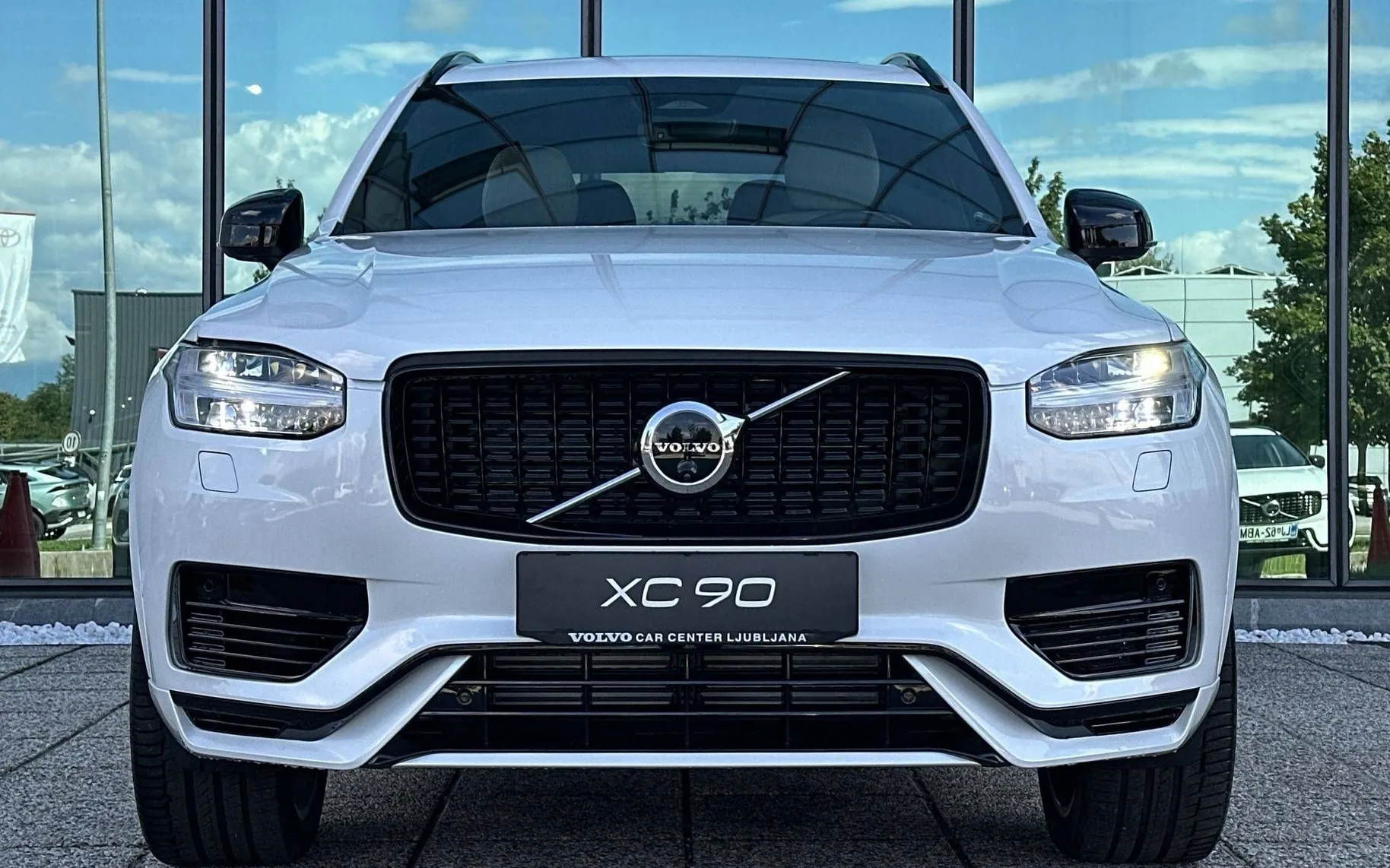 Zunanja slika - Volvo XC90 - T8 AWD Ultra Dark 7s 3 leta garancije + 3 servisi. - 2
