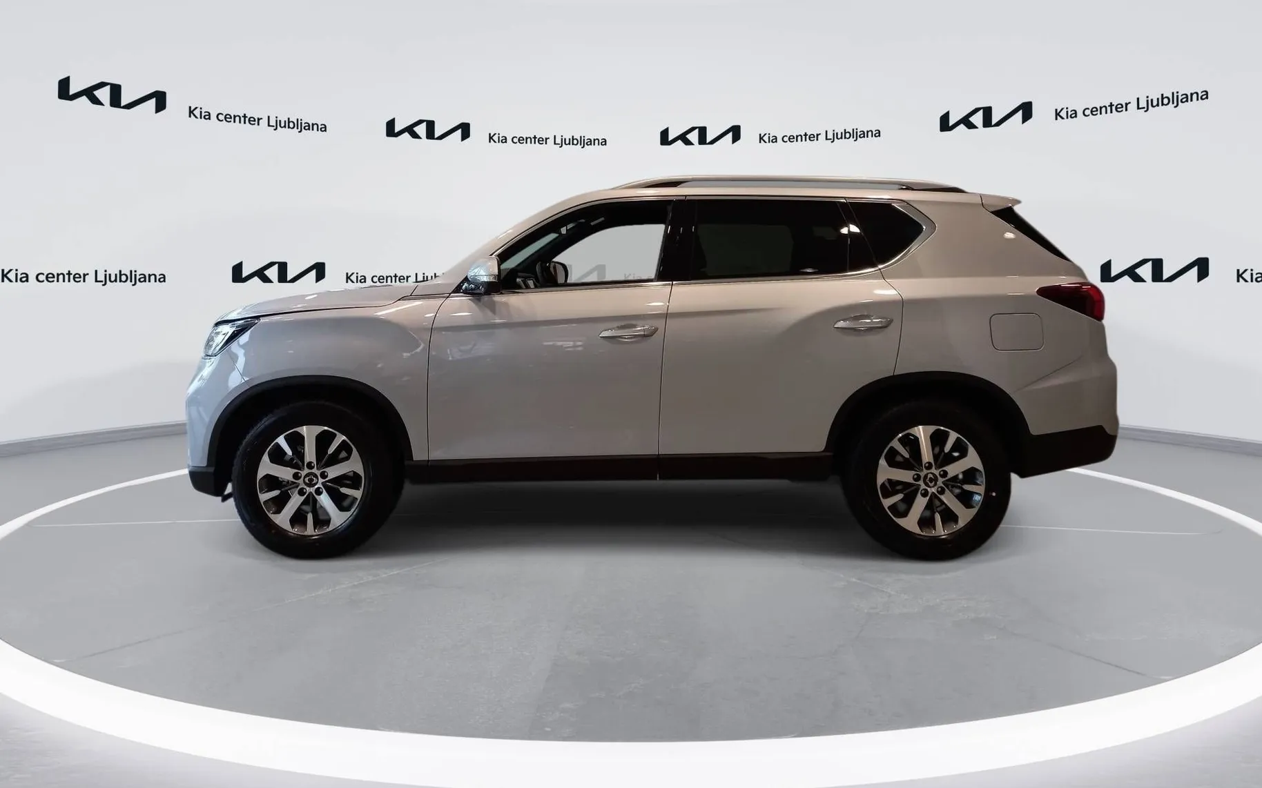 Notranja slika - SsangYong Rexton - 2.2 XDi Limited+ 4WD AT... - 8