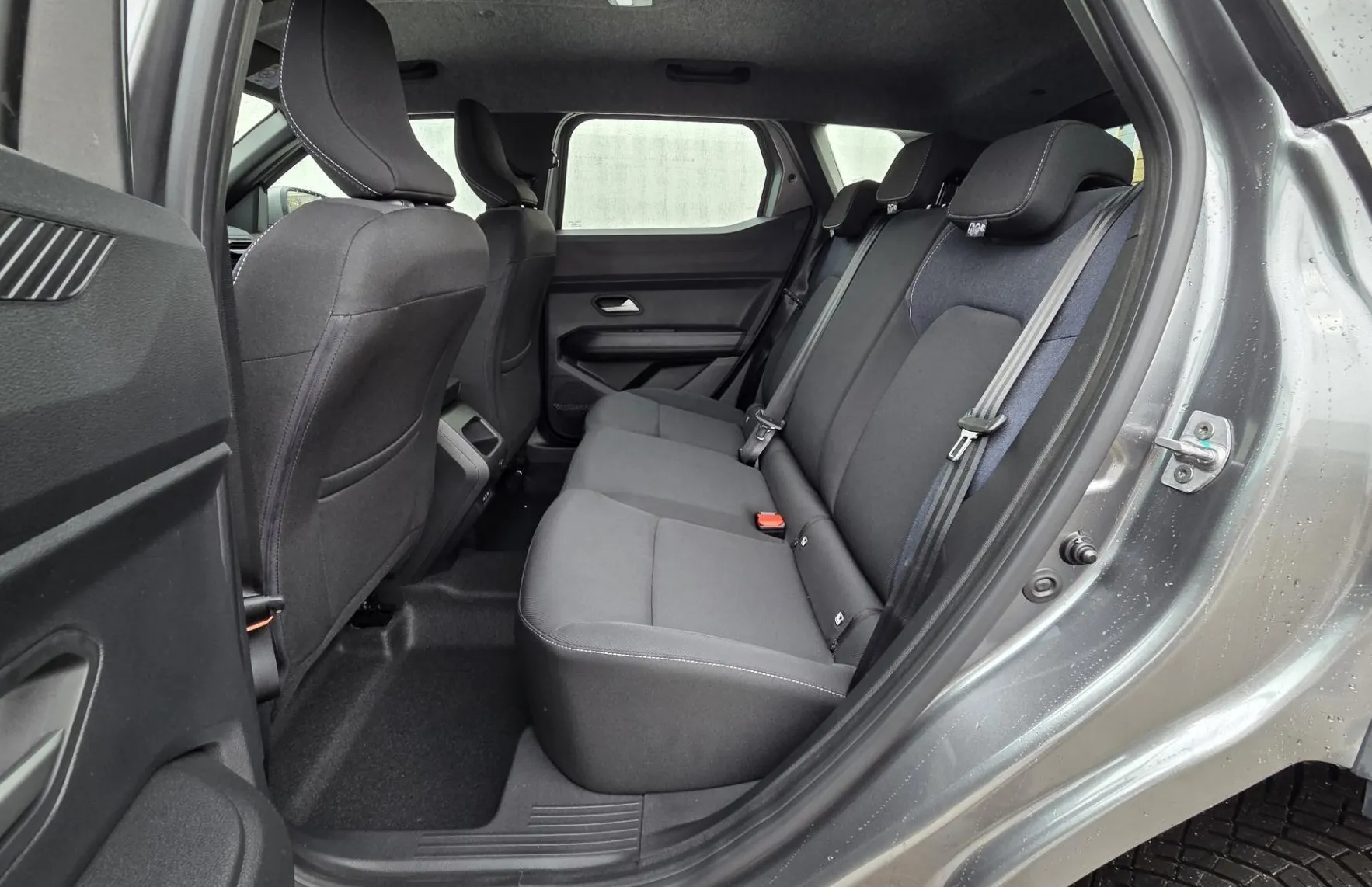 Zunanja slika - Dacia Duster - 4x4 Hybrid-G 150 Expression + Paket Zima - 13