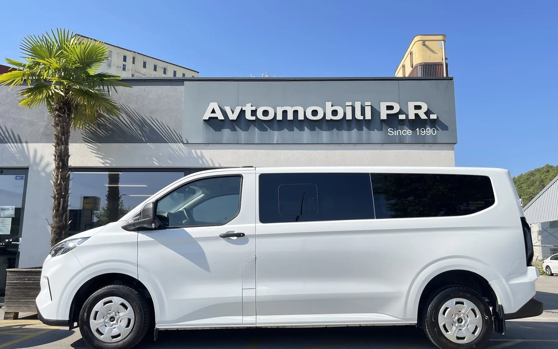 Zunanja slika - Ford Transit Custom - Kombi 320 2.0 TDCi L2H1  DMR  TREND 9 SEDEŽEV SLO - 4