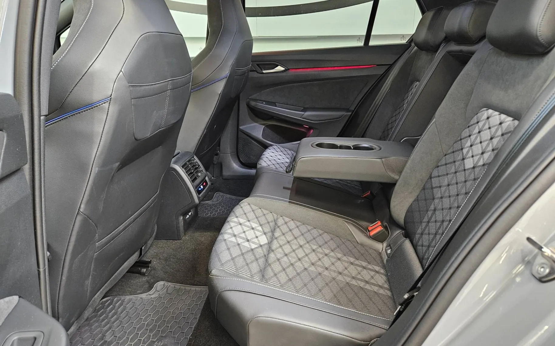 Notranja slika - Volkswagen Golf - 1.5 eTSI BMT 4Joy DSG - 9