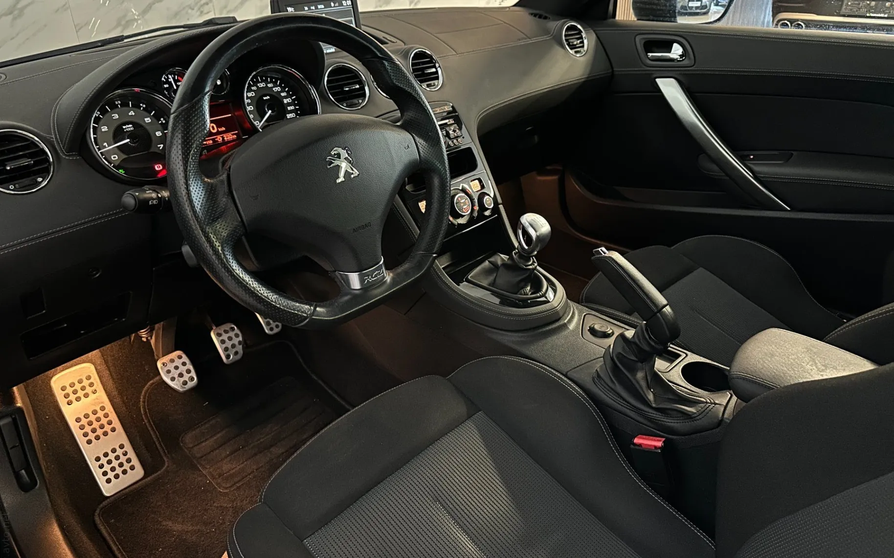 Notranja slika - Peugeot RCZ - 1.6 THP 200 Facelift - Servisiran - 55.000km - 7