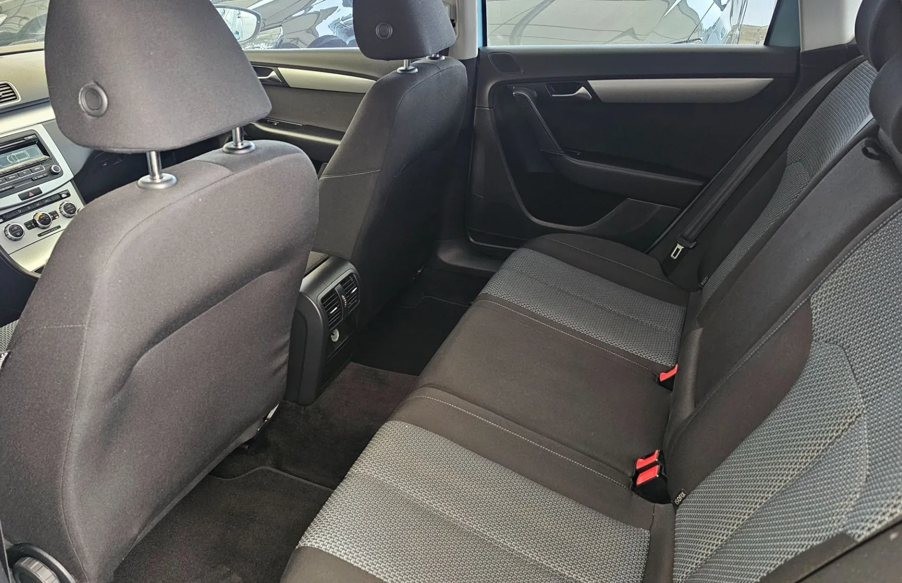 Zunanja slika - VW Passat - Variant 1.6 TDI-ODLIČEN-SERVISNA  KNJIGA-TEMPOMAT... - 9