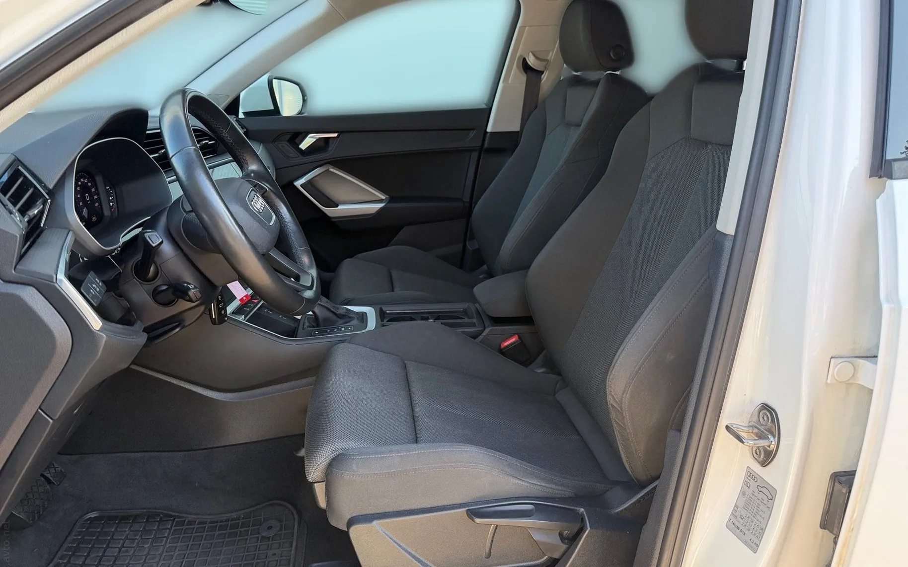 Notranja slika - Audi Q3 - 35 TFSI S line S tronic-SLO-Full LED-Gretje sedeže - 7