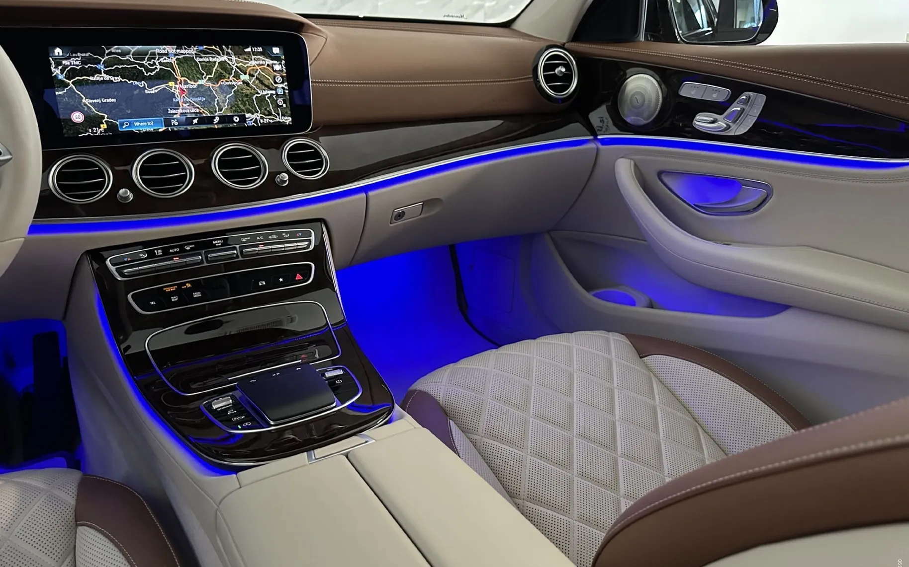 Notranja slika - Mercedes-Benz E-Razred - 200d|AMG|Pano|SoftC|HUD|Designo|Hlajenje|360K|Burm - 11