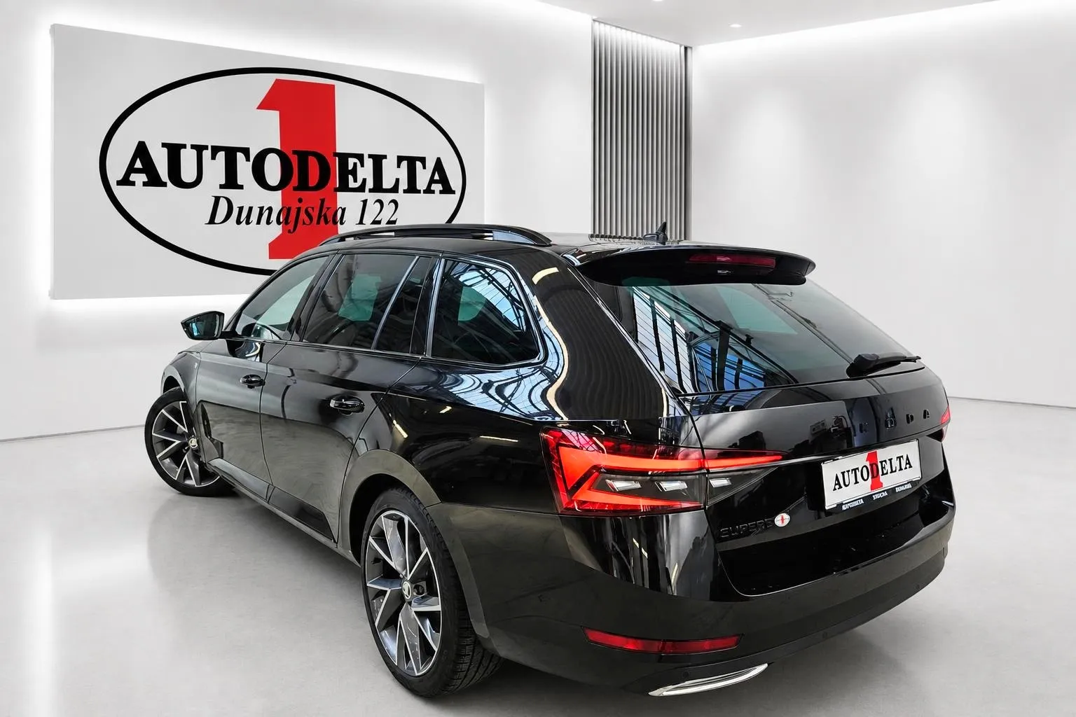 Zunanja slika - Škoda Superb - 2.0 TDI Sportline Combi DSG 147 kW - 4