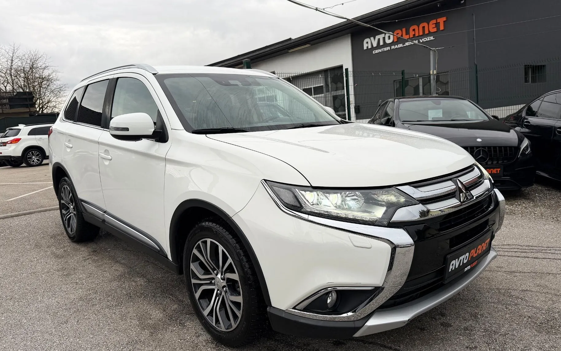 Zunanja slika - Mitsubishi Outlander - 2.2 DI-D 4WD AUT INSTYLE 7SEDEŽEV XENON ACC KAMERA - 5