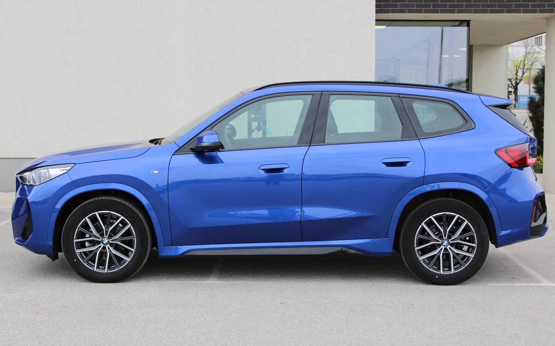 Zunanja slika - BMW X1 - serija :  sDrive18i  AT  M SPORT KAMERA KEYLESS LED - 7