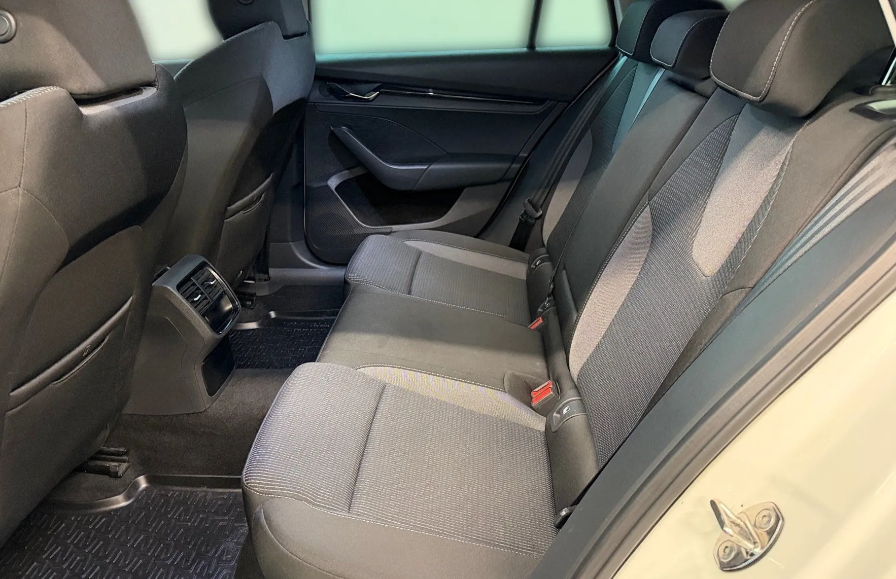 Zunanja slika - Škoda Octavia - Combi 2.0 TDI Ambition DSG - SLO - 1. Lastnik - 10