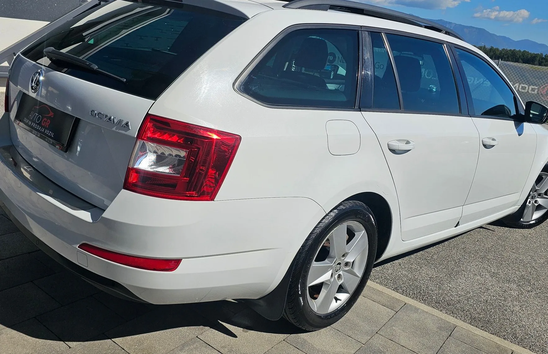 Zunanja slika - Škoda Octavia - Combi 1.6 TDI -PANORAMA-KAMERA-PDC-ODLIČNA-KREDIT - 4