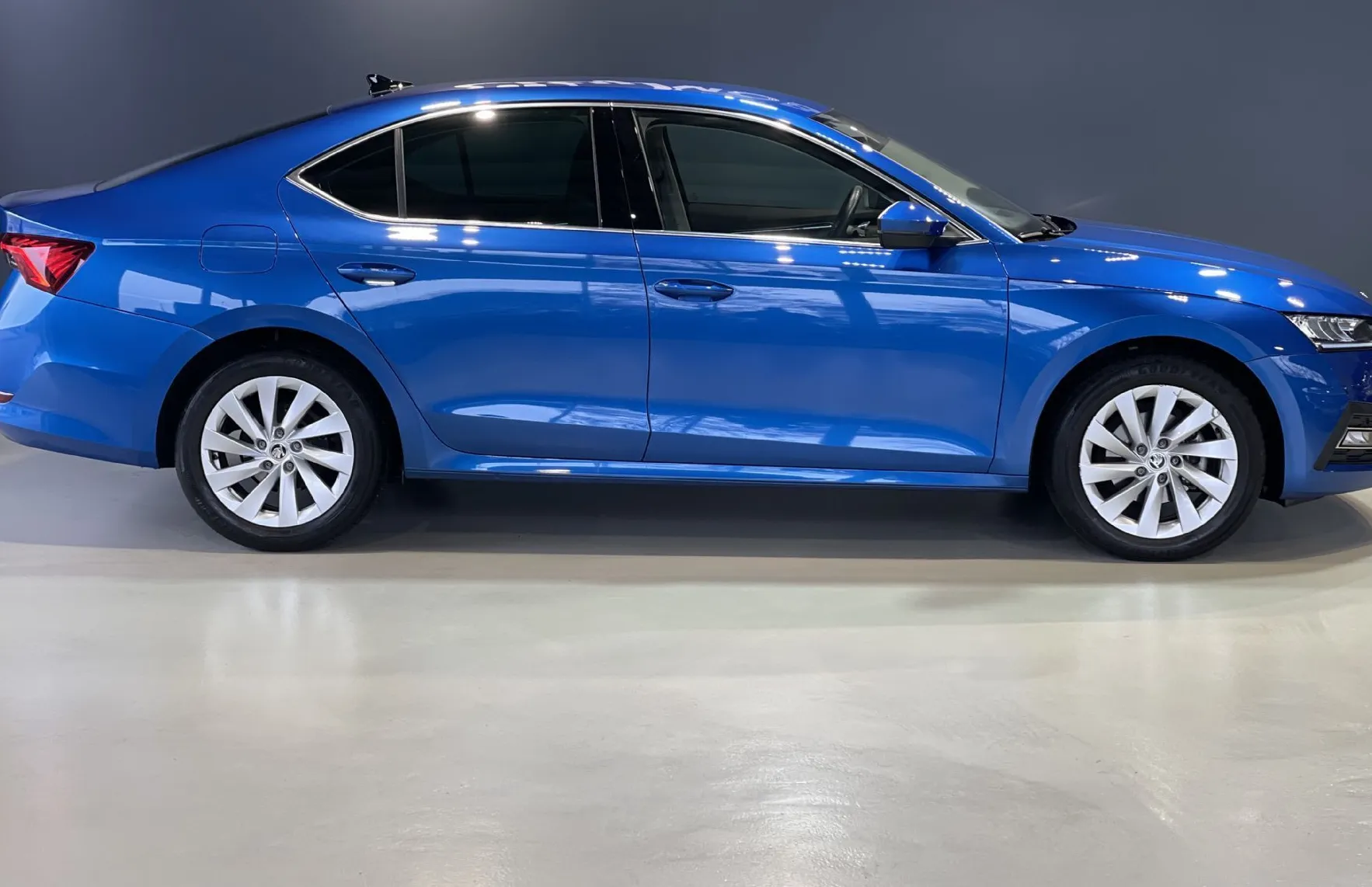 Zunanja slika - Škoda Octavia - 1.LASTNIK-RADAR-VIRTUAL-KEYLESS-NAVIGACIJA-MEMORY - 4