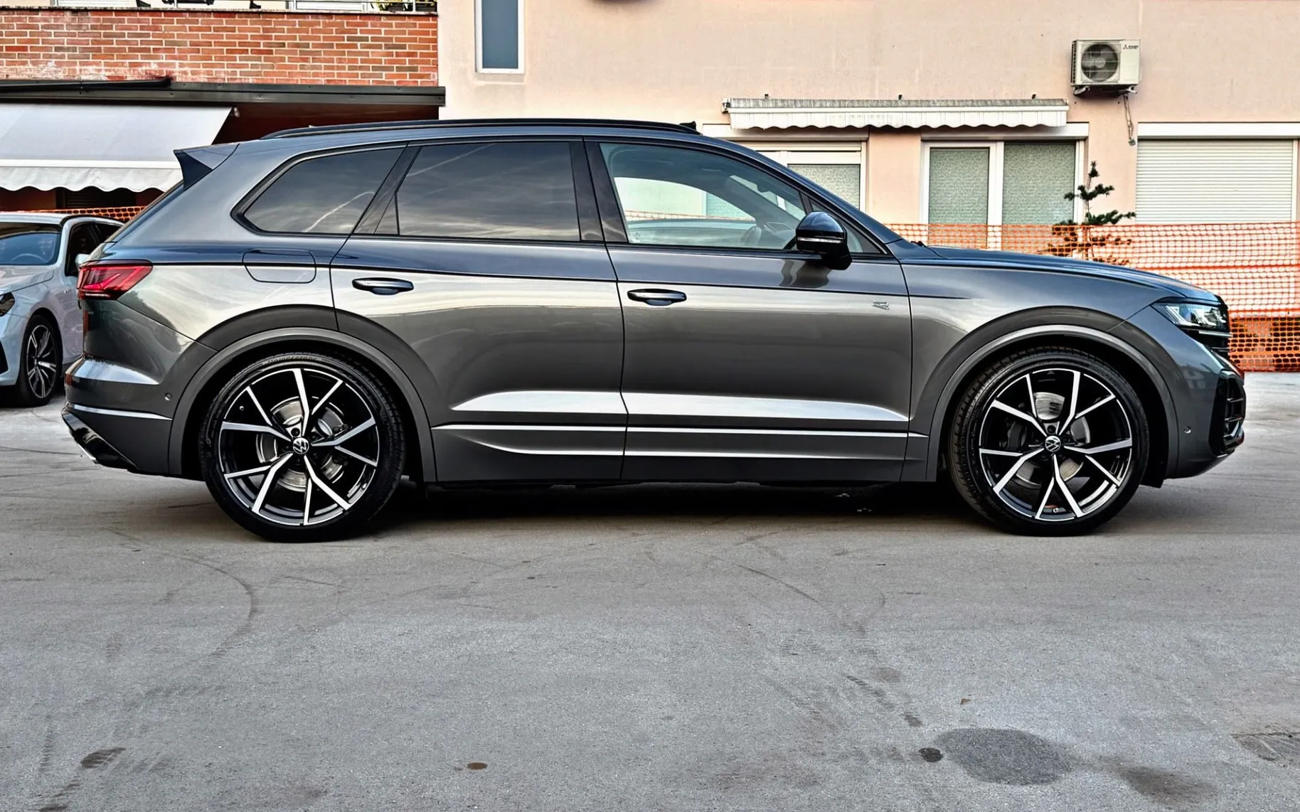 Zunanja slika - Volkswagen Touareg - 4MOTION•R-LINE•PANO•MASAŽA•ZRAČNO•1LASTNIK•KOT NOV - 4