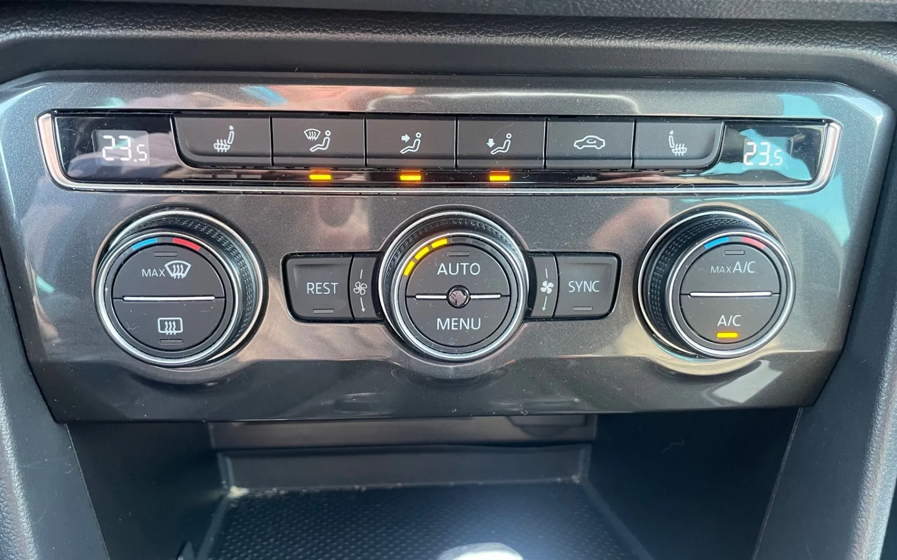 Zunanja slika - VW Tiguan - R-LINE 140 KW 4X4 LED.NAVI.KAMERA.USNJE.2XPDC - 20