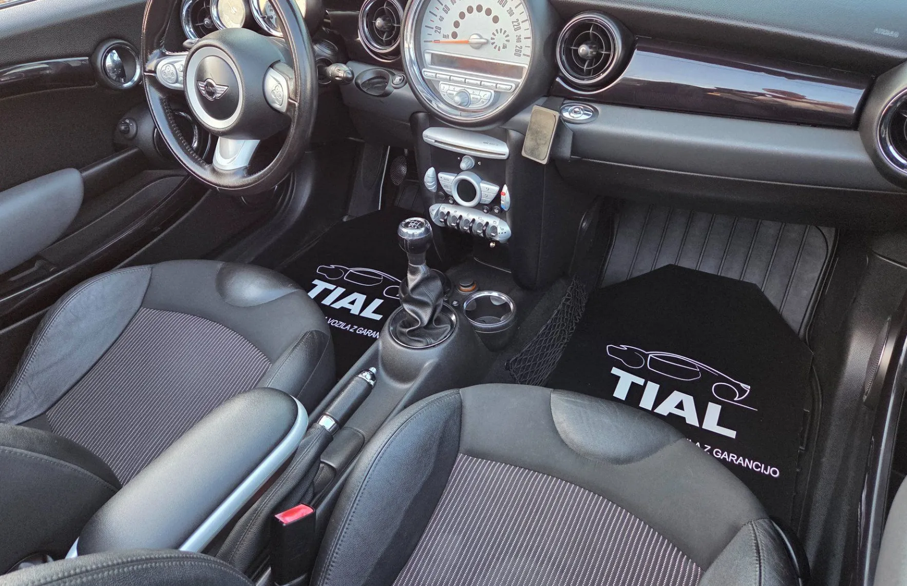 Zunanja slika - MINI Cabrio - One KLIMA-ALU17-BI XENON-USNJE-SERVISNA - 15