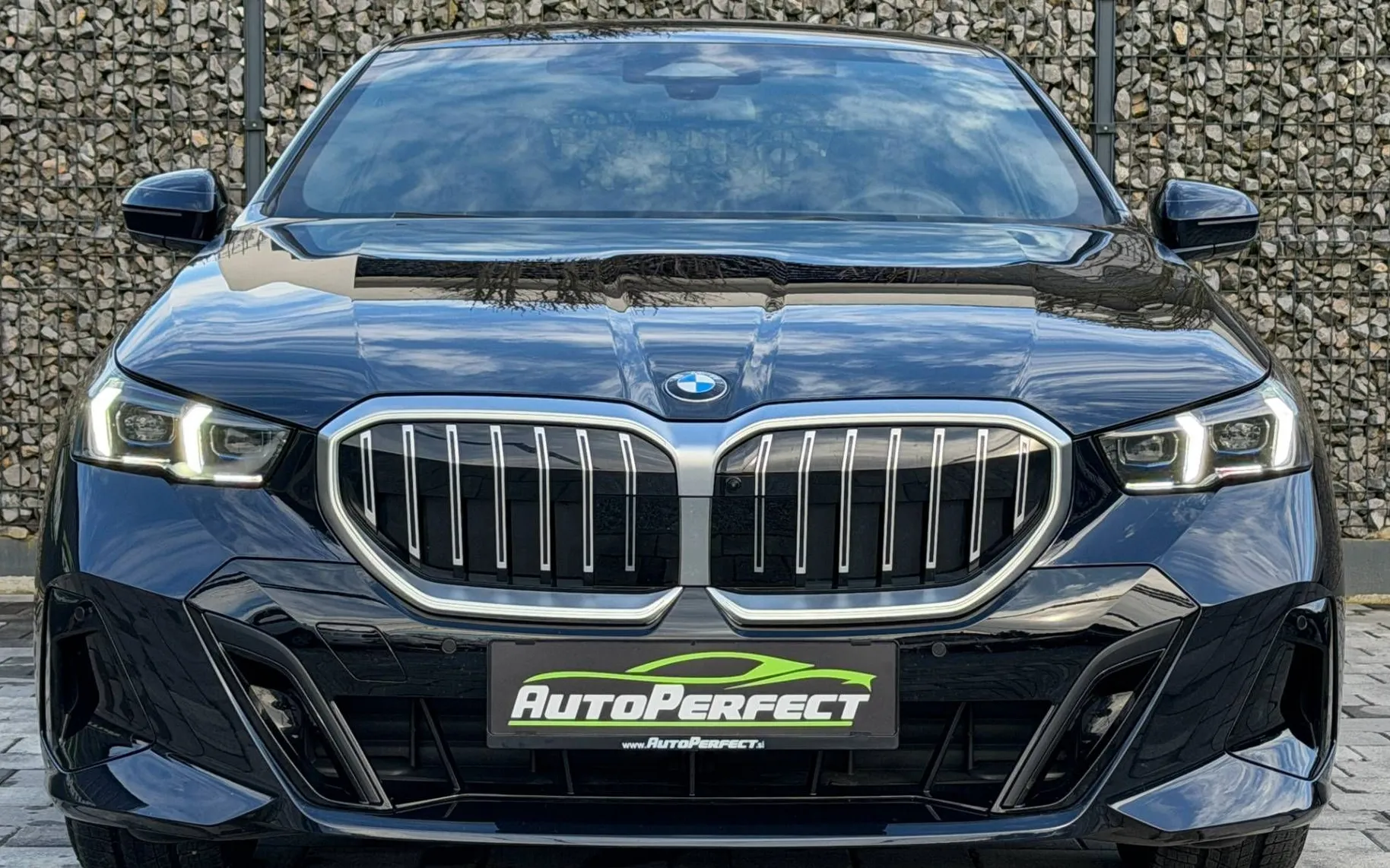 Zunanja slika - BMW Serija 5 - : 520d M-PAKET | ICONIC GLOW | HUD | 360° | KLJUKA | - 2