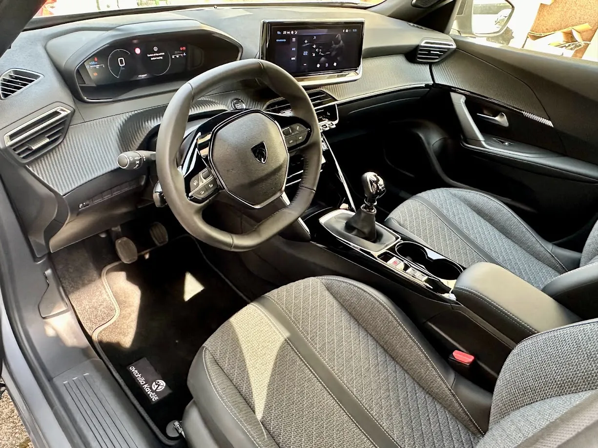 Notranja slika - Peugeot 2008 - ALLURE 1.2 PURETECH 100 - 9