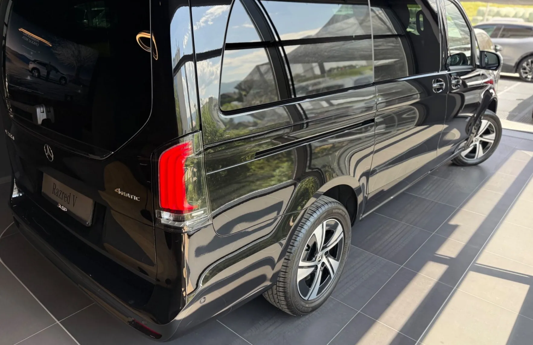 Zunanja slika - Mercedes-Benz V-Razred - 300d 4MATIC STYLE dolgi - 4