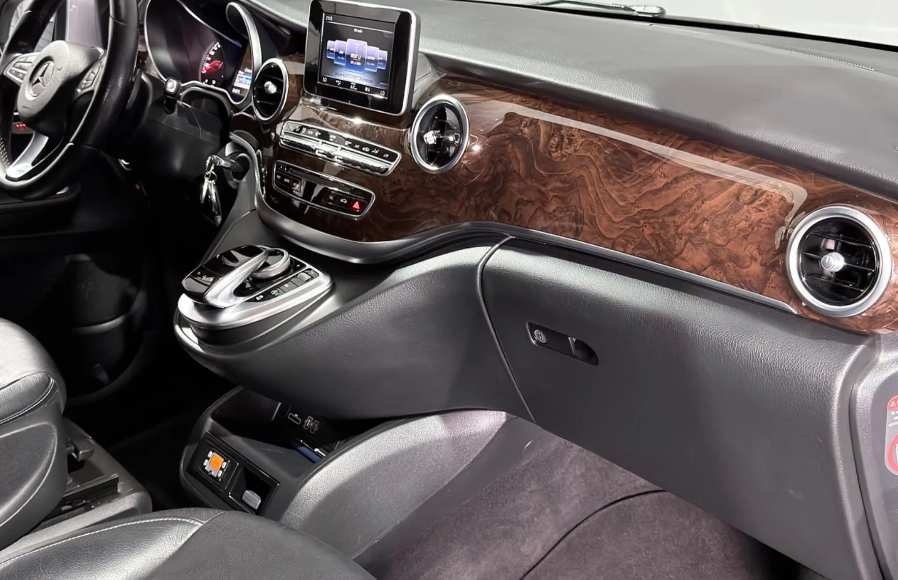 Zunanja slika - Mercedes-Benz V-Razred - 250d 4MATIC - 360 KAM. - LINE ASS. - AKTIVNI TEMP - 12