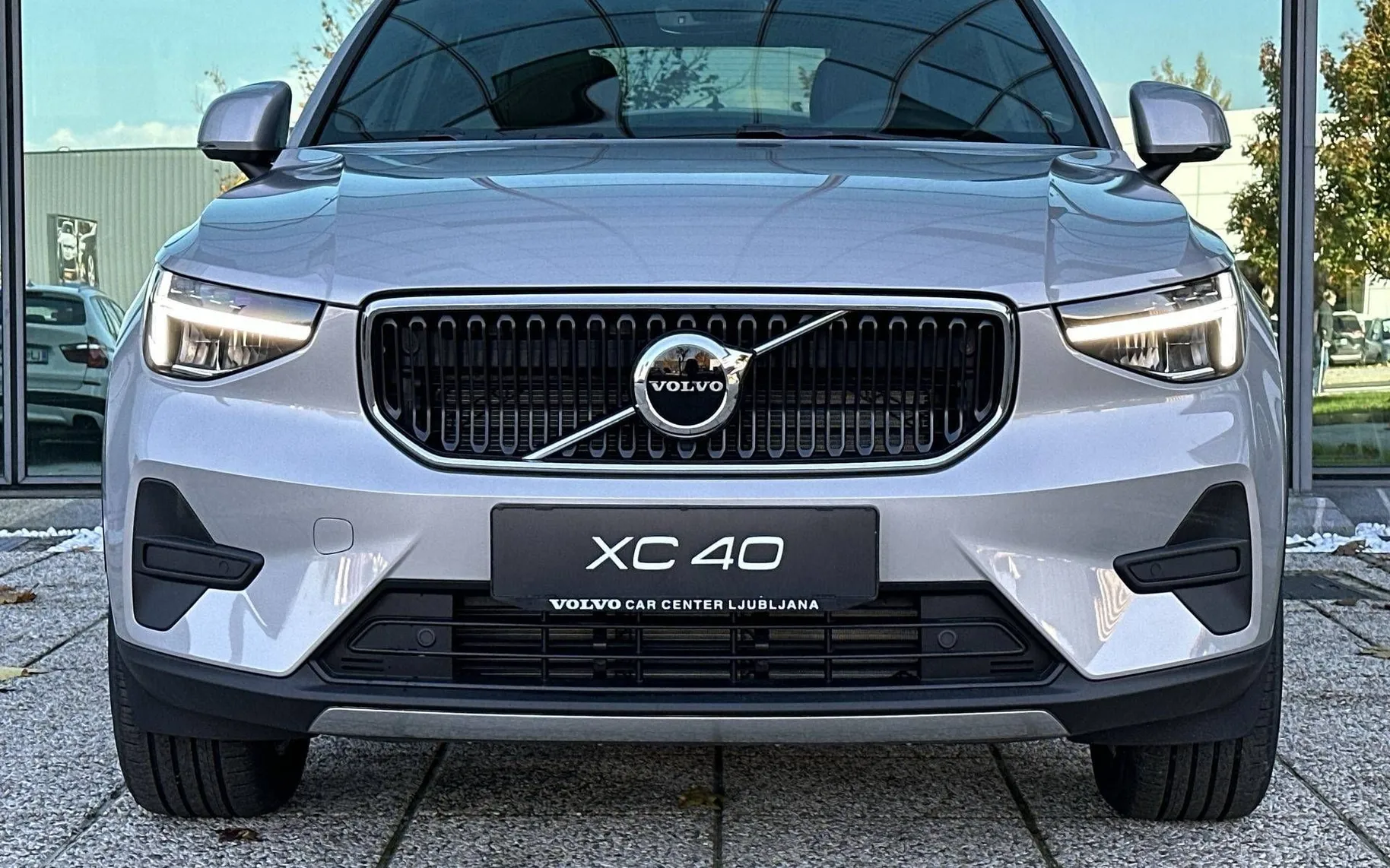 Zunanja slika - Volvo XC40 - B3 P Core AT DCT 3 leta garancije + 3 servisi... - 2