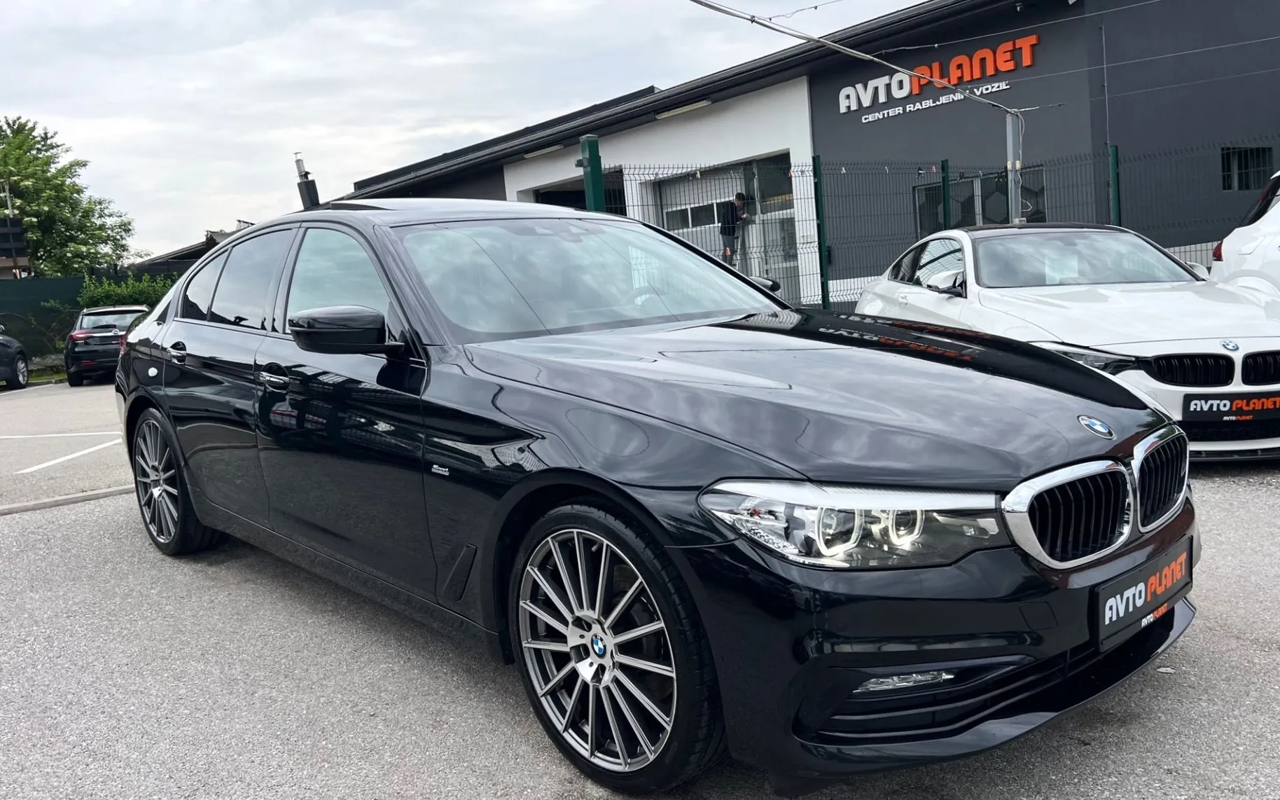 Zunanja slika - BMW Serija 5 - : 520d AUT. SPORTLiNE FULL LED HEADuP ŠIBEDAH ALU20 - 6