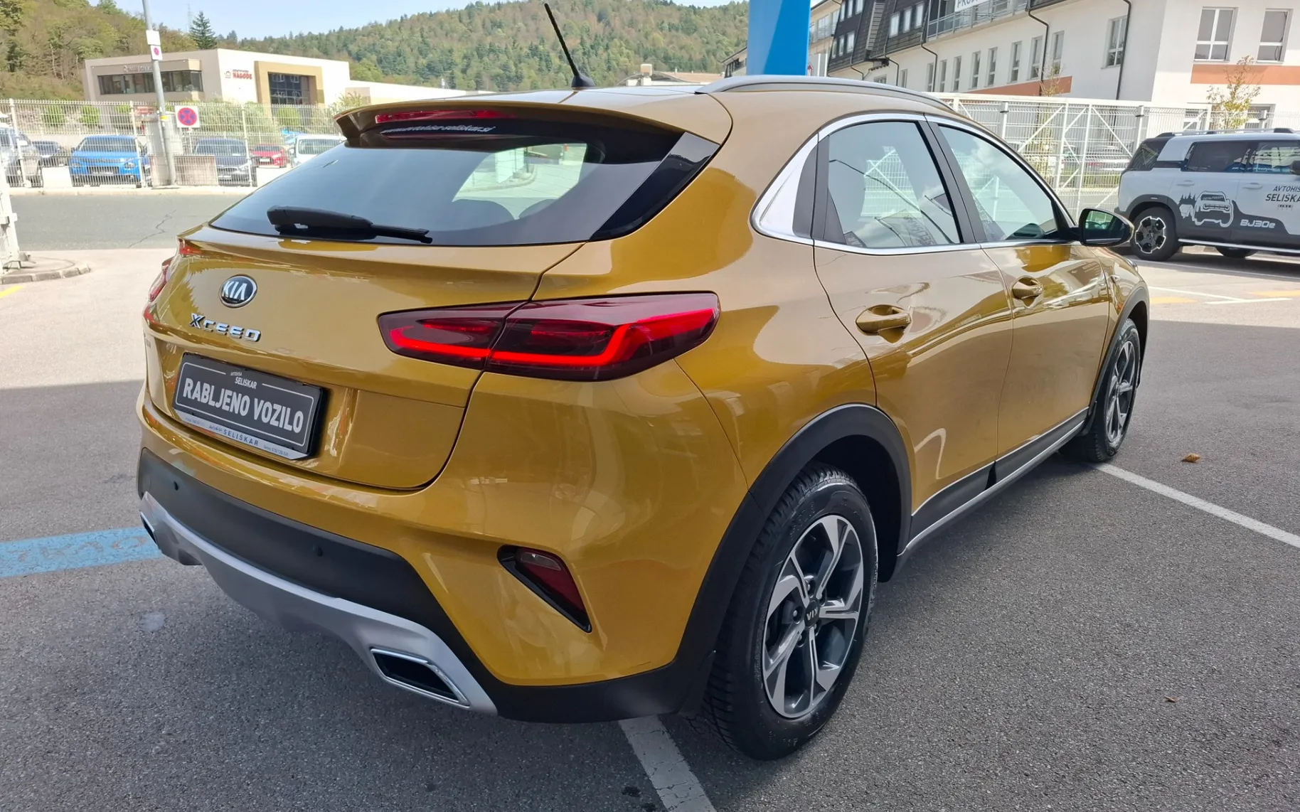 Zunanja slika - KIA XCeed - 1.0 T-GDi - SLOVENSKI - POTRJENA SERVISNA KNJIGA - 6