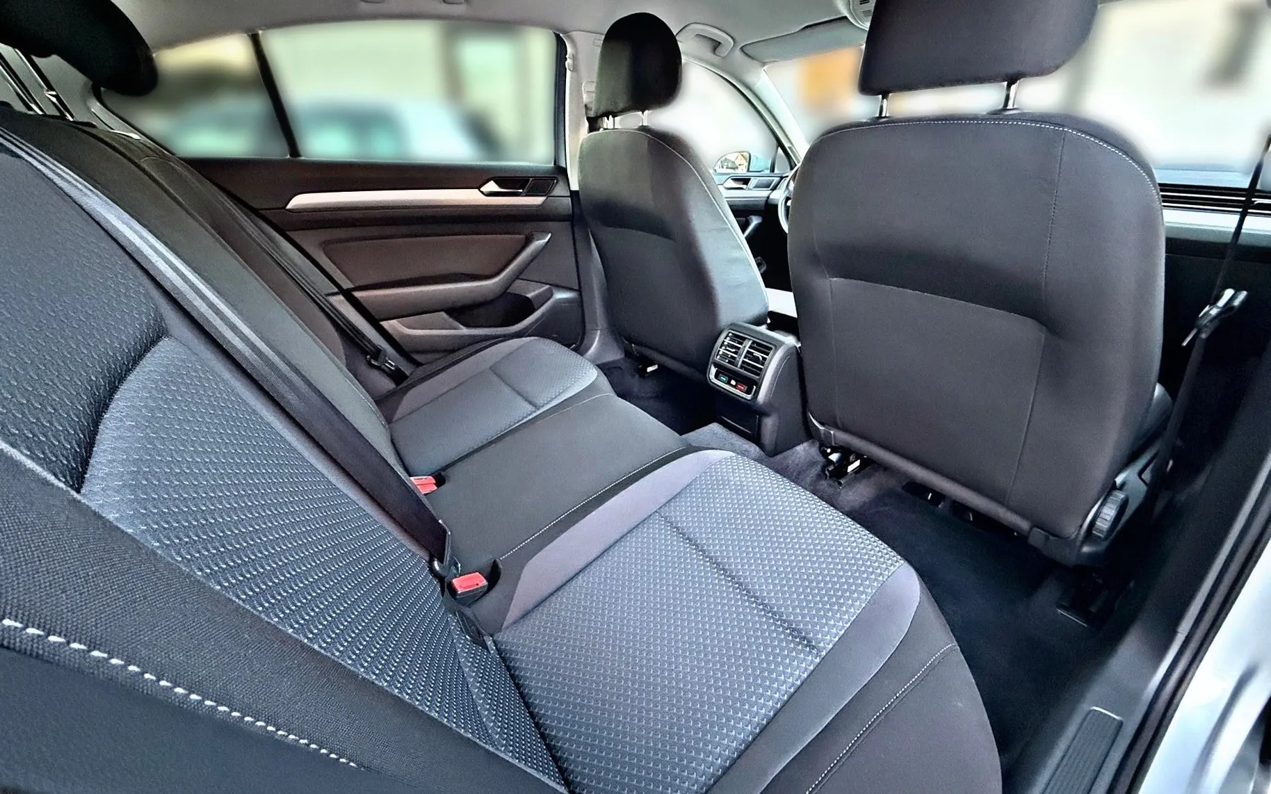 Notranja slika - Volkswagen Passat - 1.6 TDI•LIMO•NAVI•PDC•ODLIČEN... - 23
