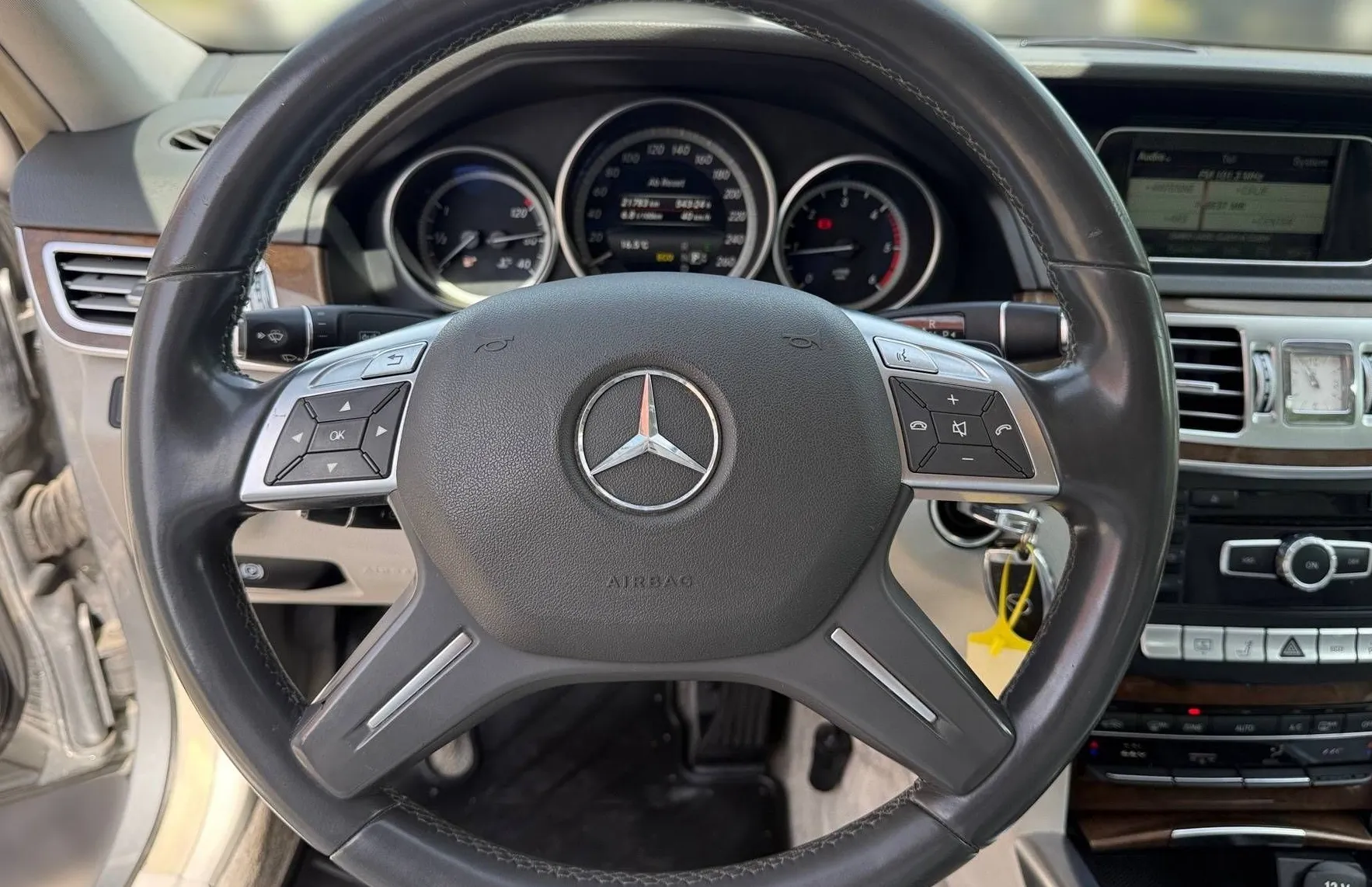 Zunanja slika - Mercedes-Benz E-Razred - E 220 CDI SLOVENSKI NAVIGACIJA TEMPOMAT PDC HI-FI - 12