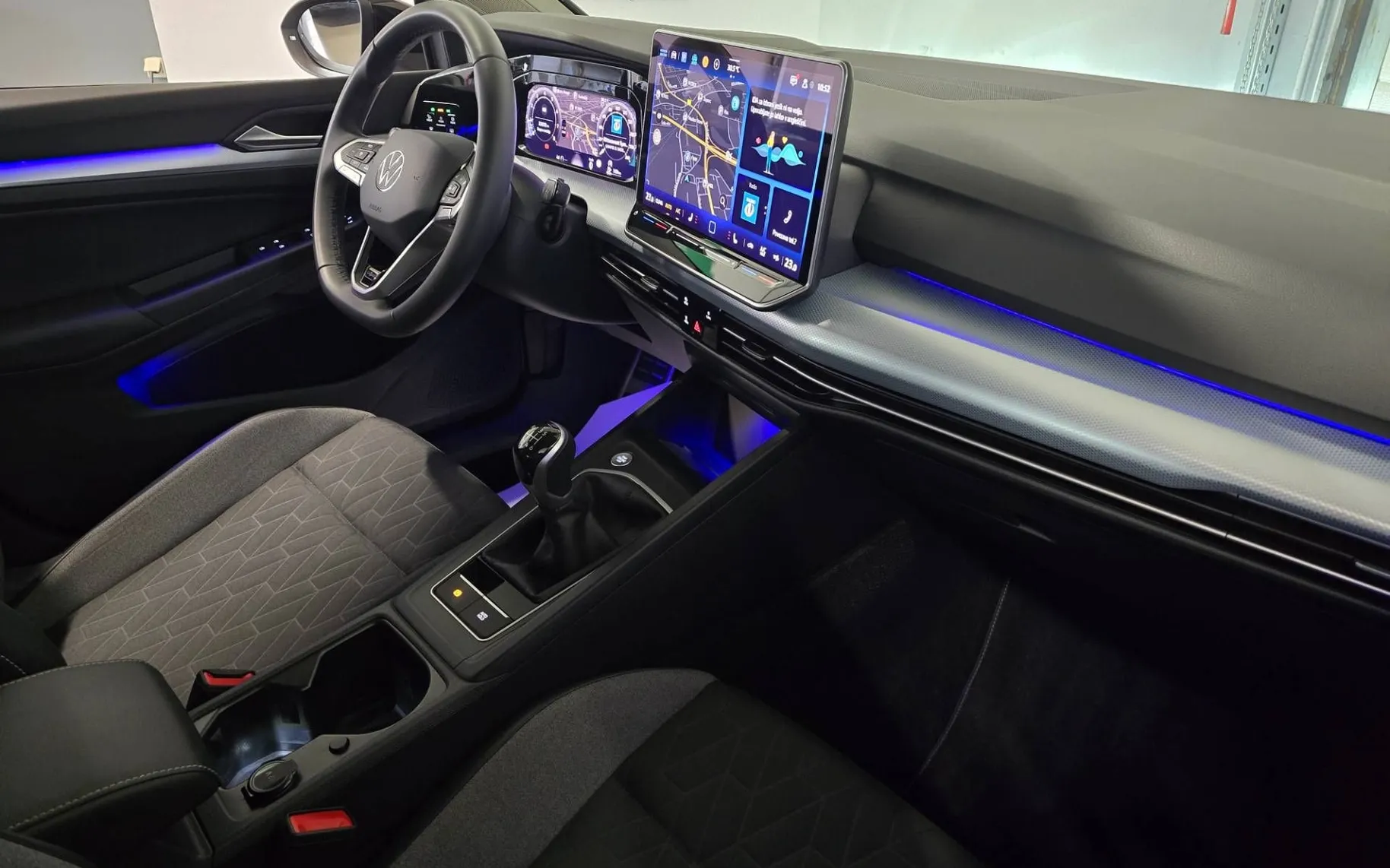 Notranja slika - Volkswagen Golf - 1.5 TSI BMT Life GOAL - LED Plus.navi.kamera.asist - 10