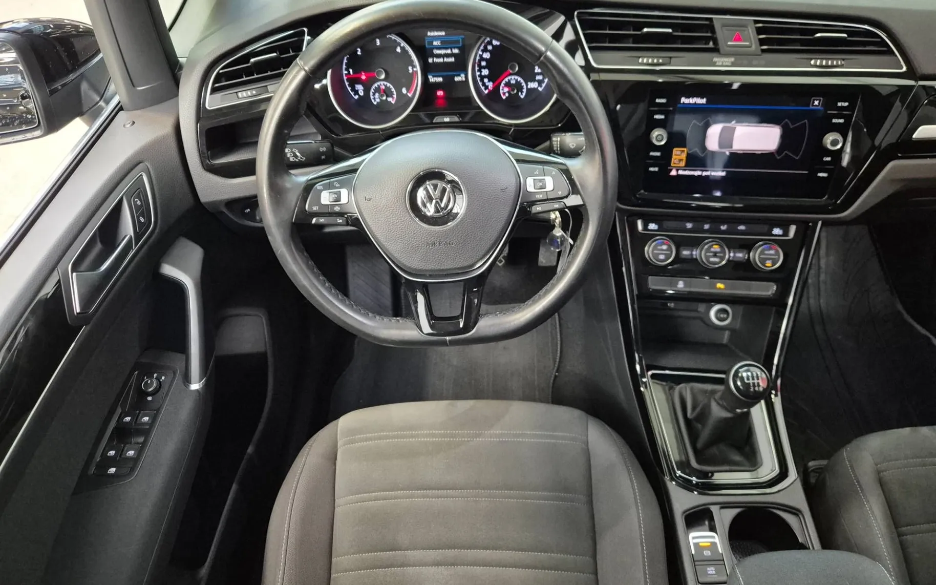 Notranja slika - Volkswagen Touran - 1.6 TDI BMT R-Line - 7