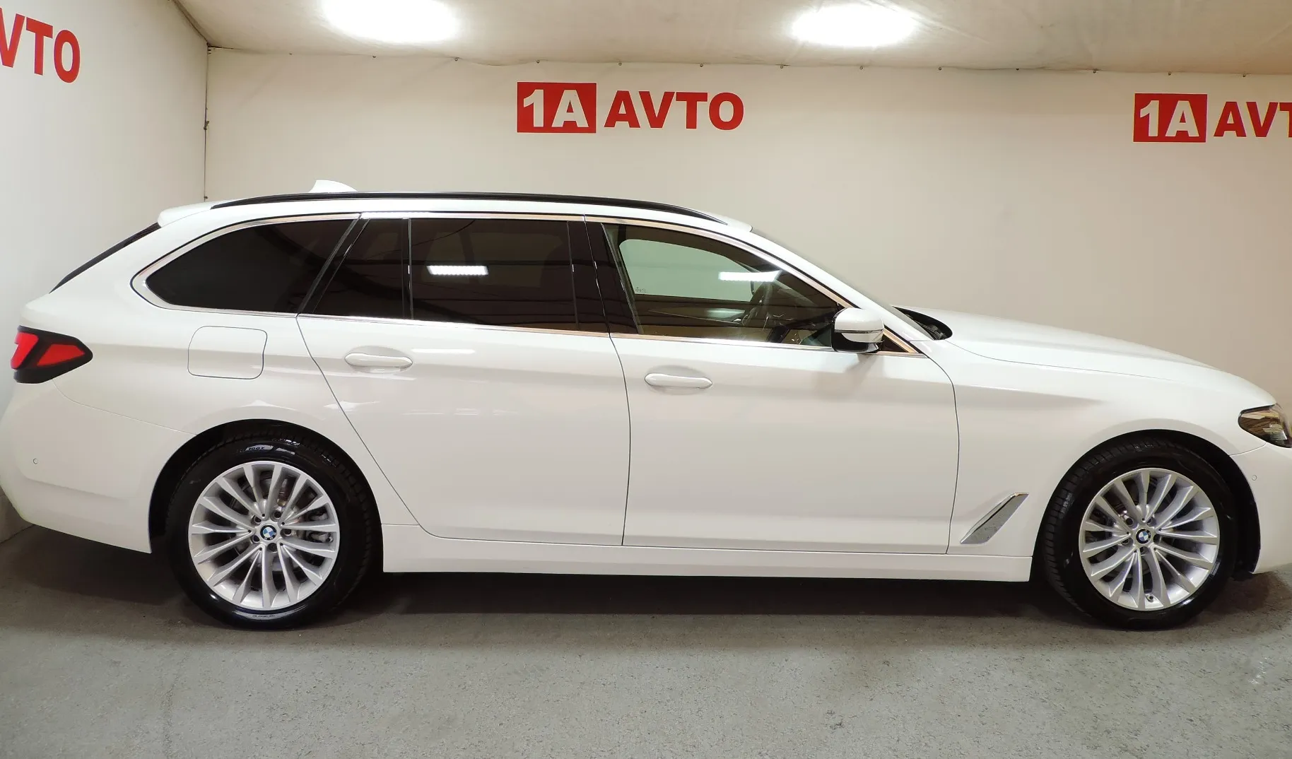 Zunanja slika - BMW Serija 5 - 520d xDrive Touring Avt. Luxury - 4